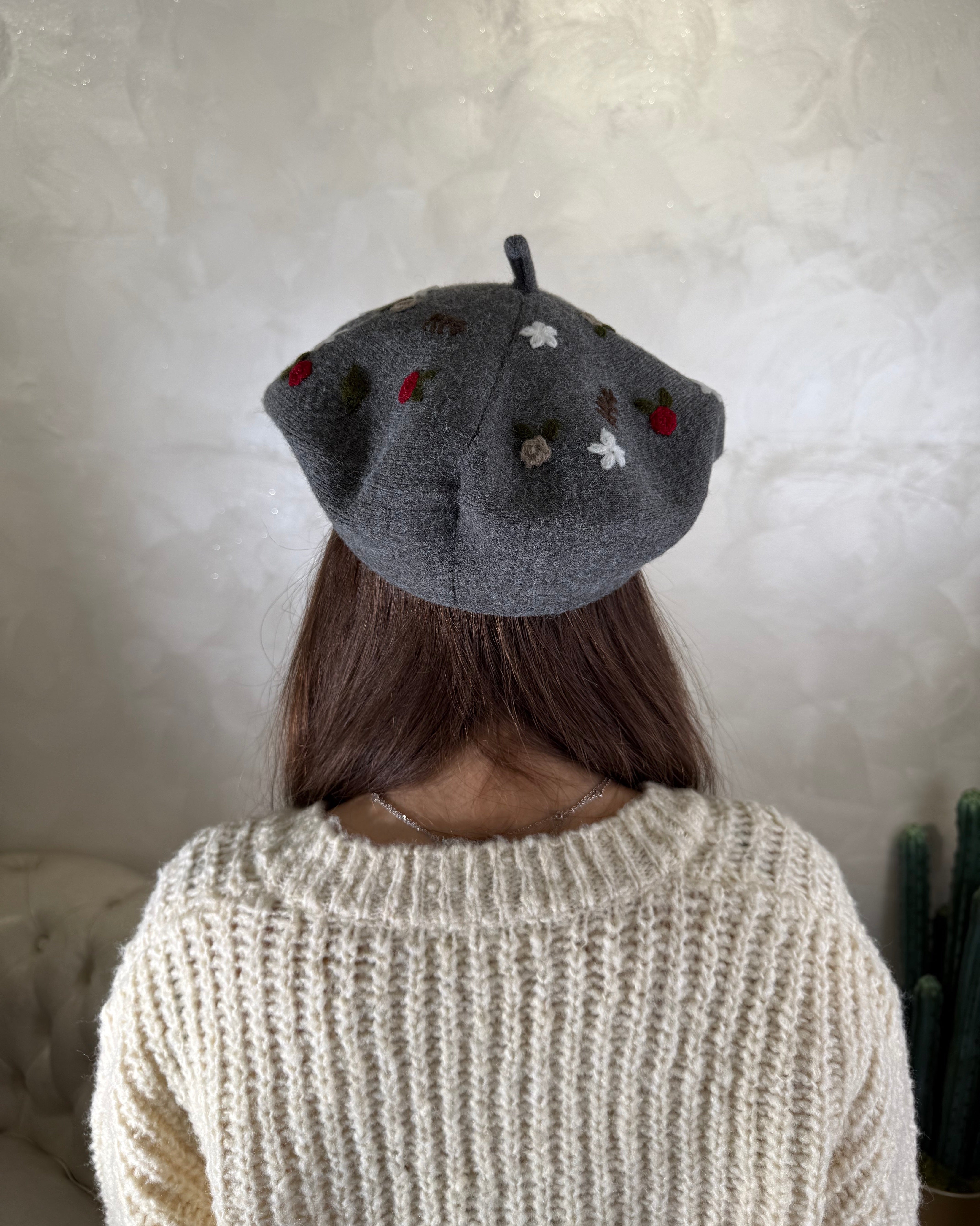 CAPPELLINO BASCO CON RICAMI COL.GRIGIO