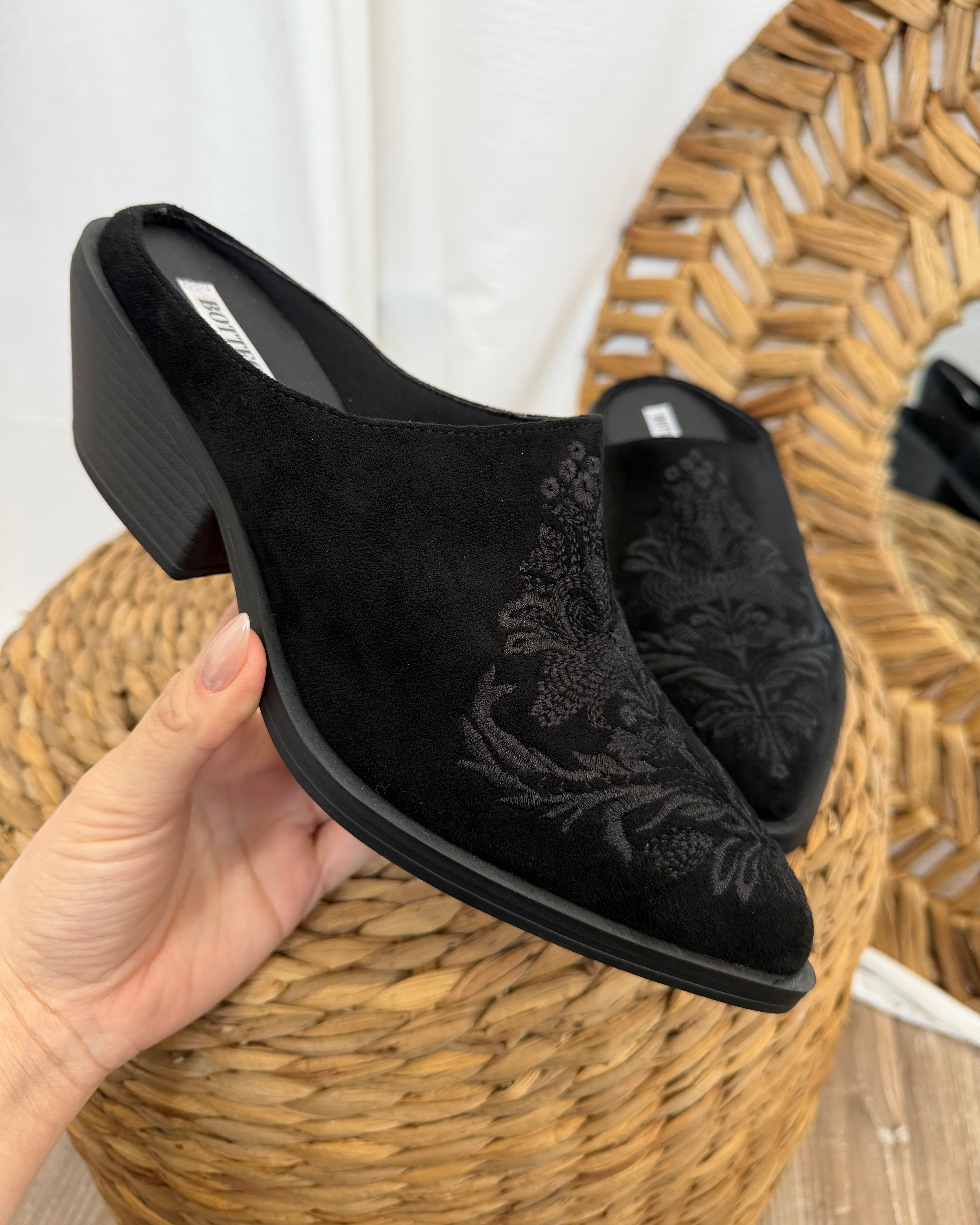 SCARPA SABOT DONNA SCAMOSCIATI RICAMATI COL NERO