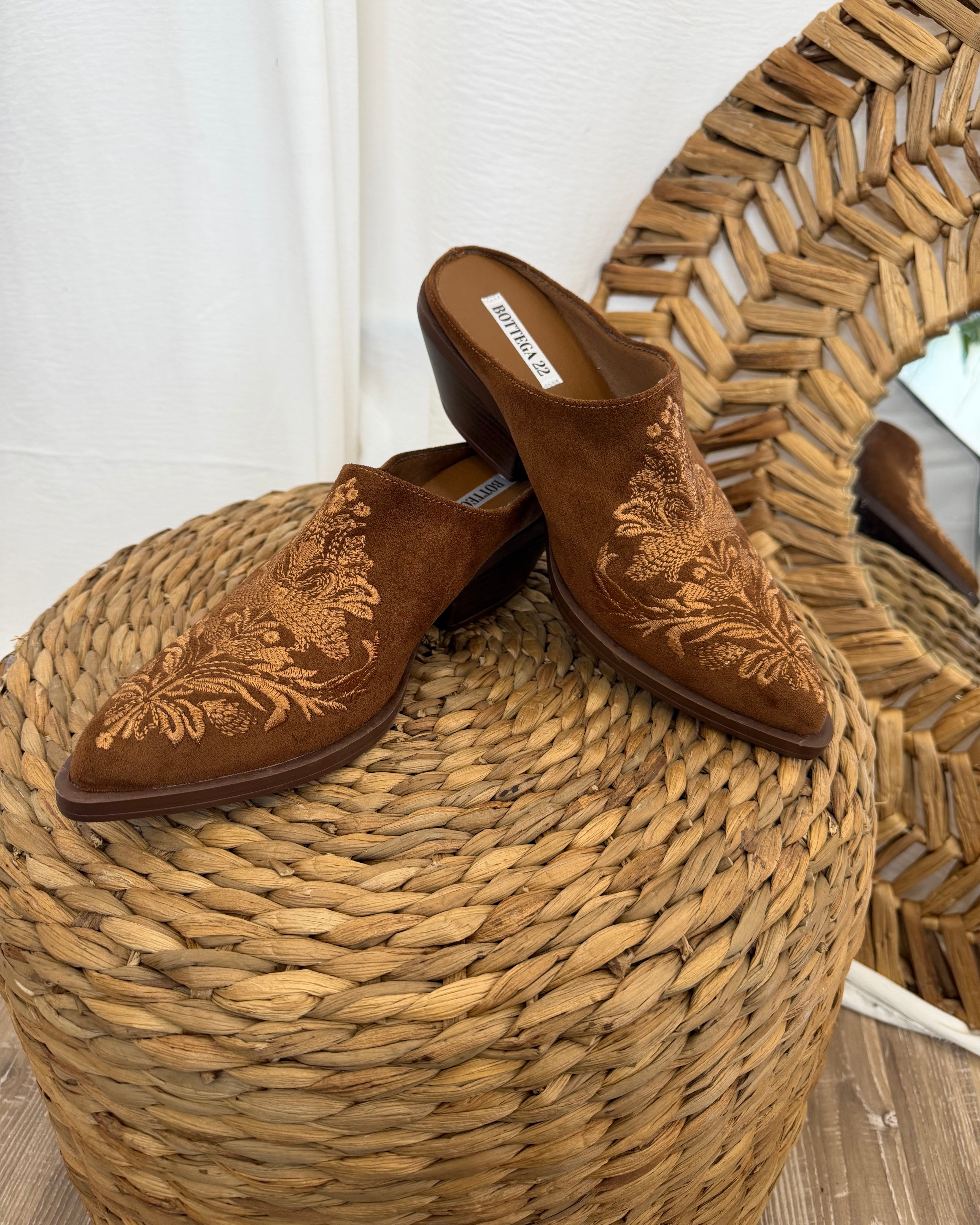 SCARPA SABOT DONNA SCAMOSCIATI RICAMATI COL CAMEL
