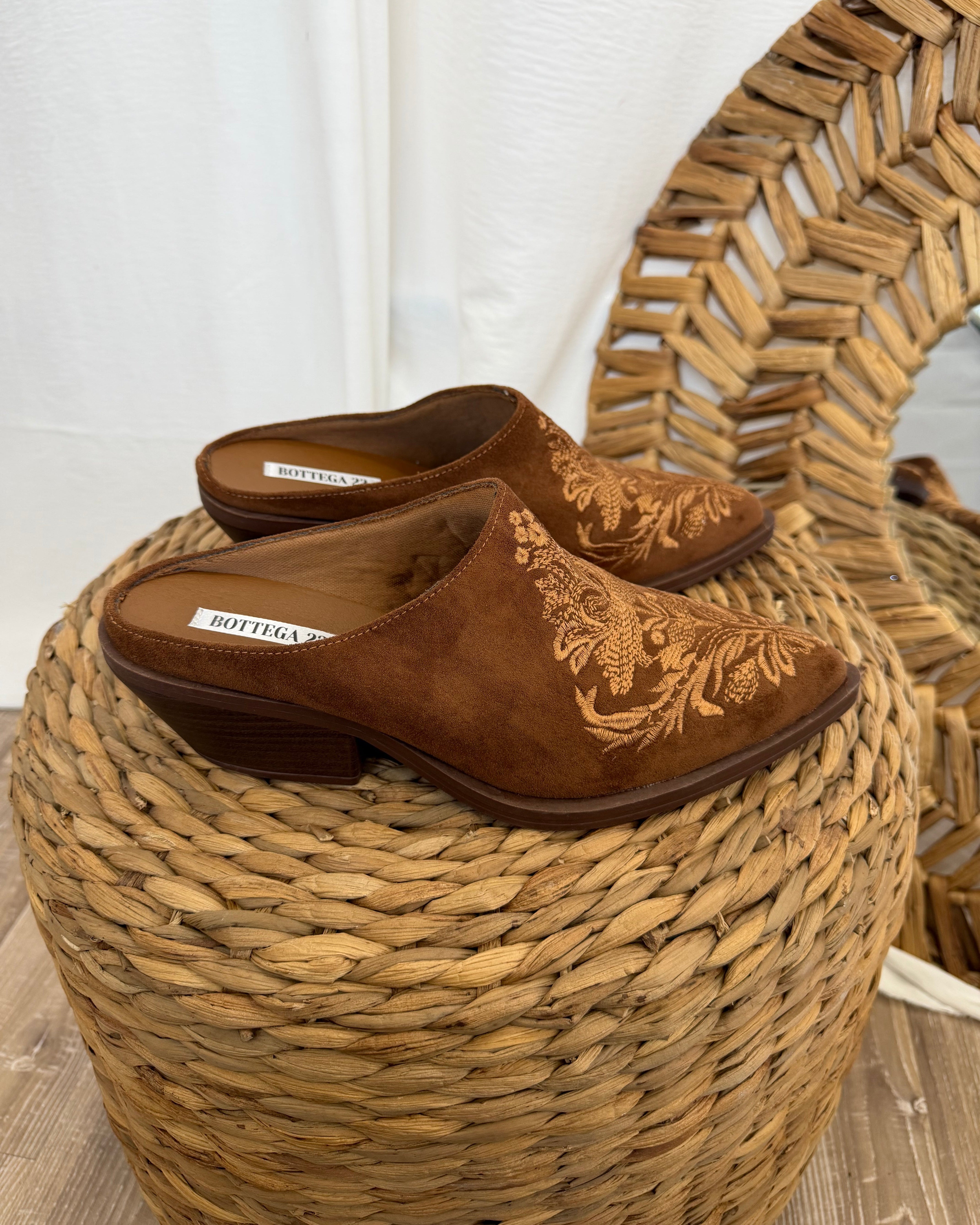 SCARPA SABOT DONNA SCAMOSCIATI RICAMATI COL CAMEL