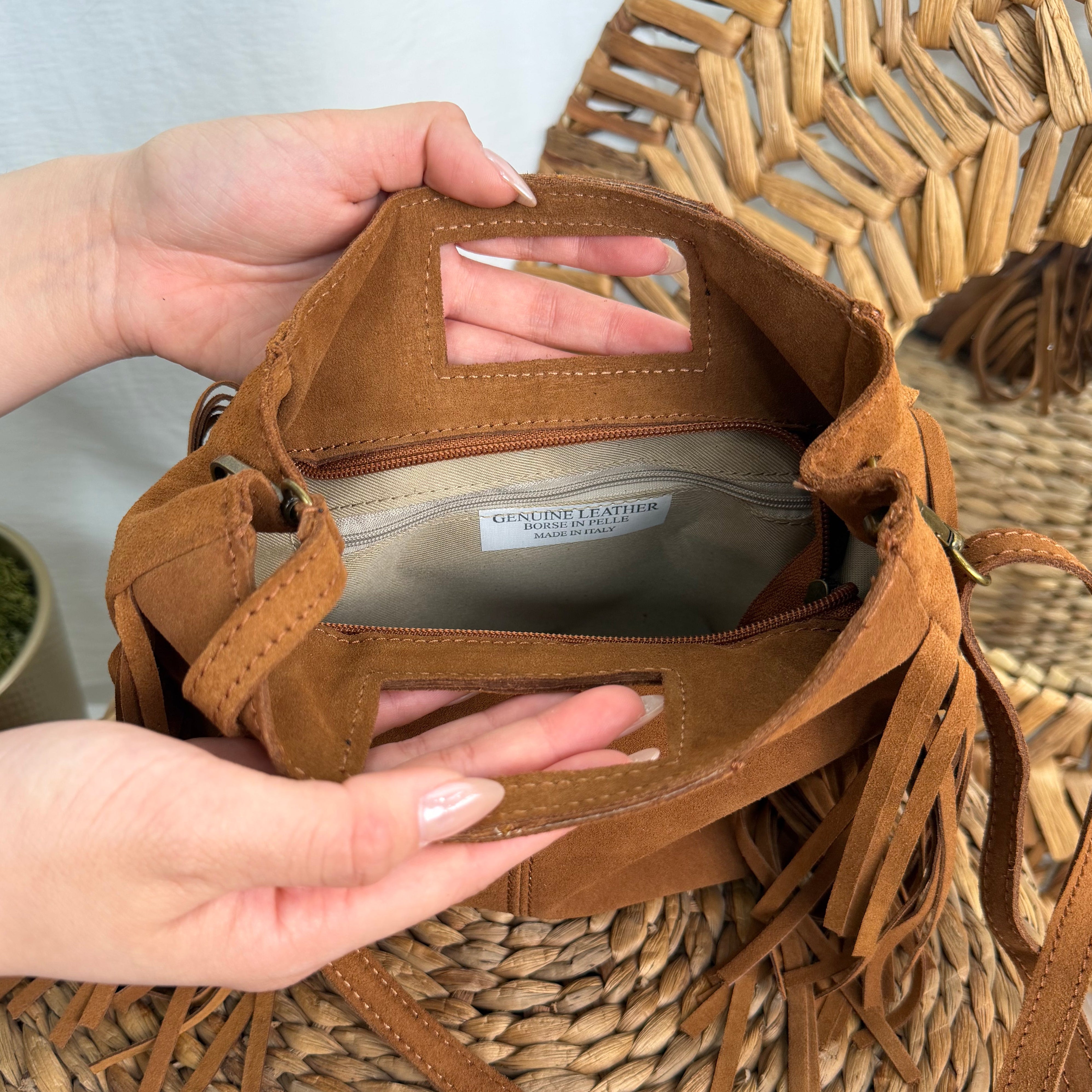 BORSA IN VERA PELLE SCAMOSCIATA CON FRANGE COL. BISCOTTO