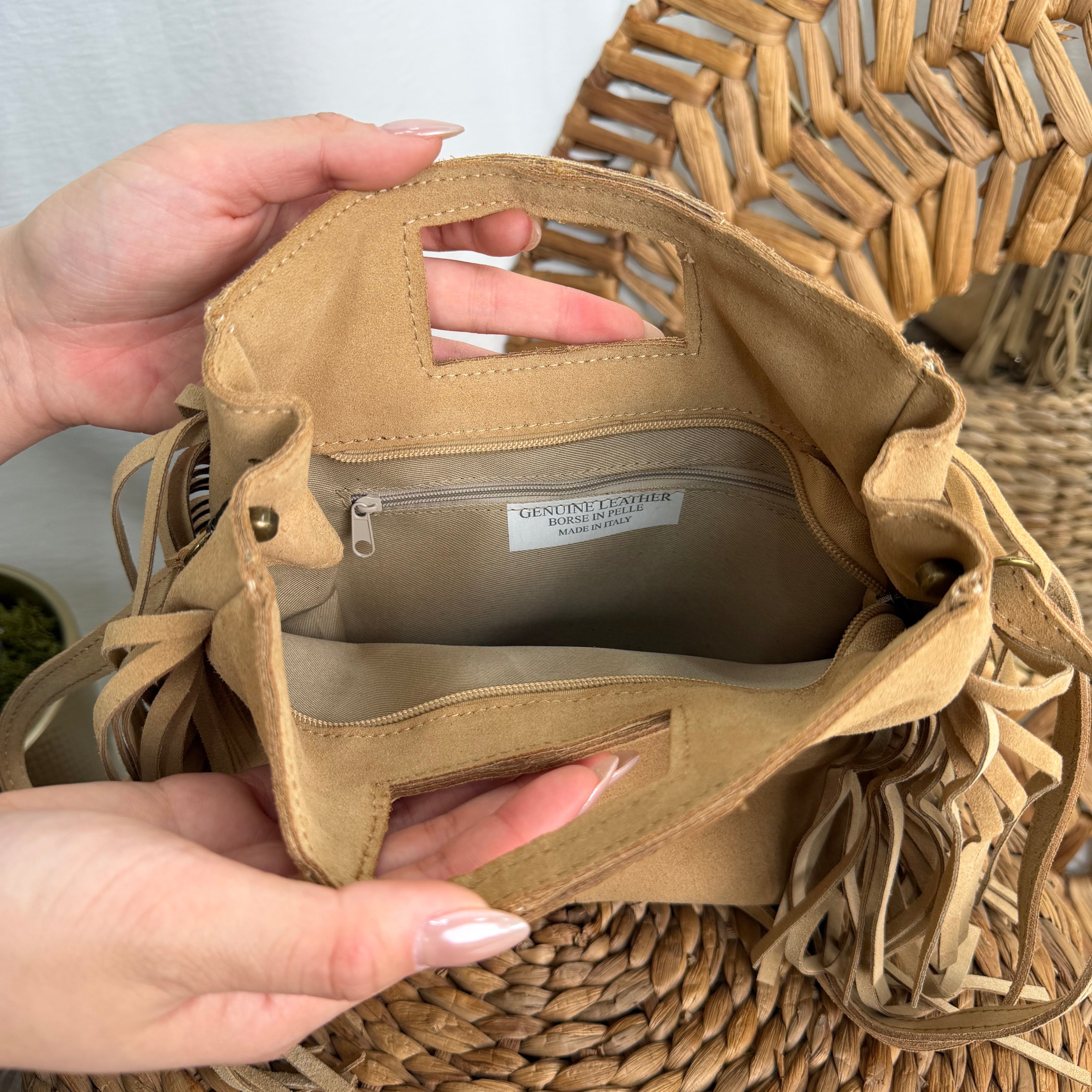 BORSA IN VERA PELLE SCAMOSCIATA CON FRANGE COL. SAFARI