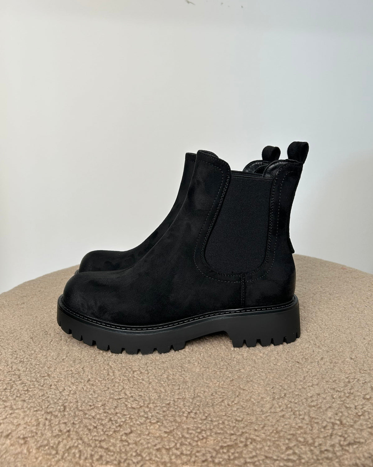 STIVALETTO CHELSEA BOOT CON SUOLA CARRARMATO COL. NERO