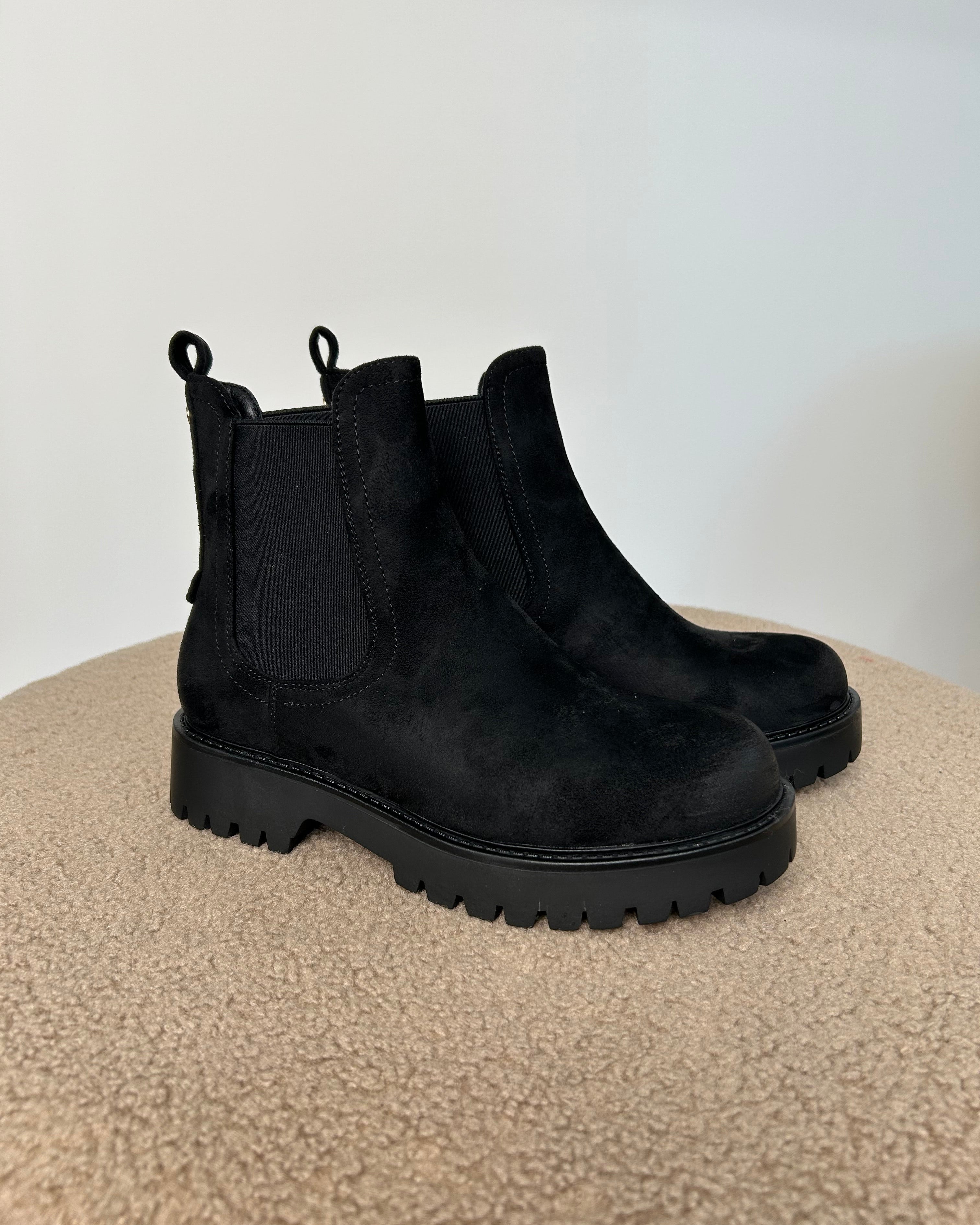 STIVALETTO CHELSEA BOOT CON SUOLA CARRARMATO COL. NERO