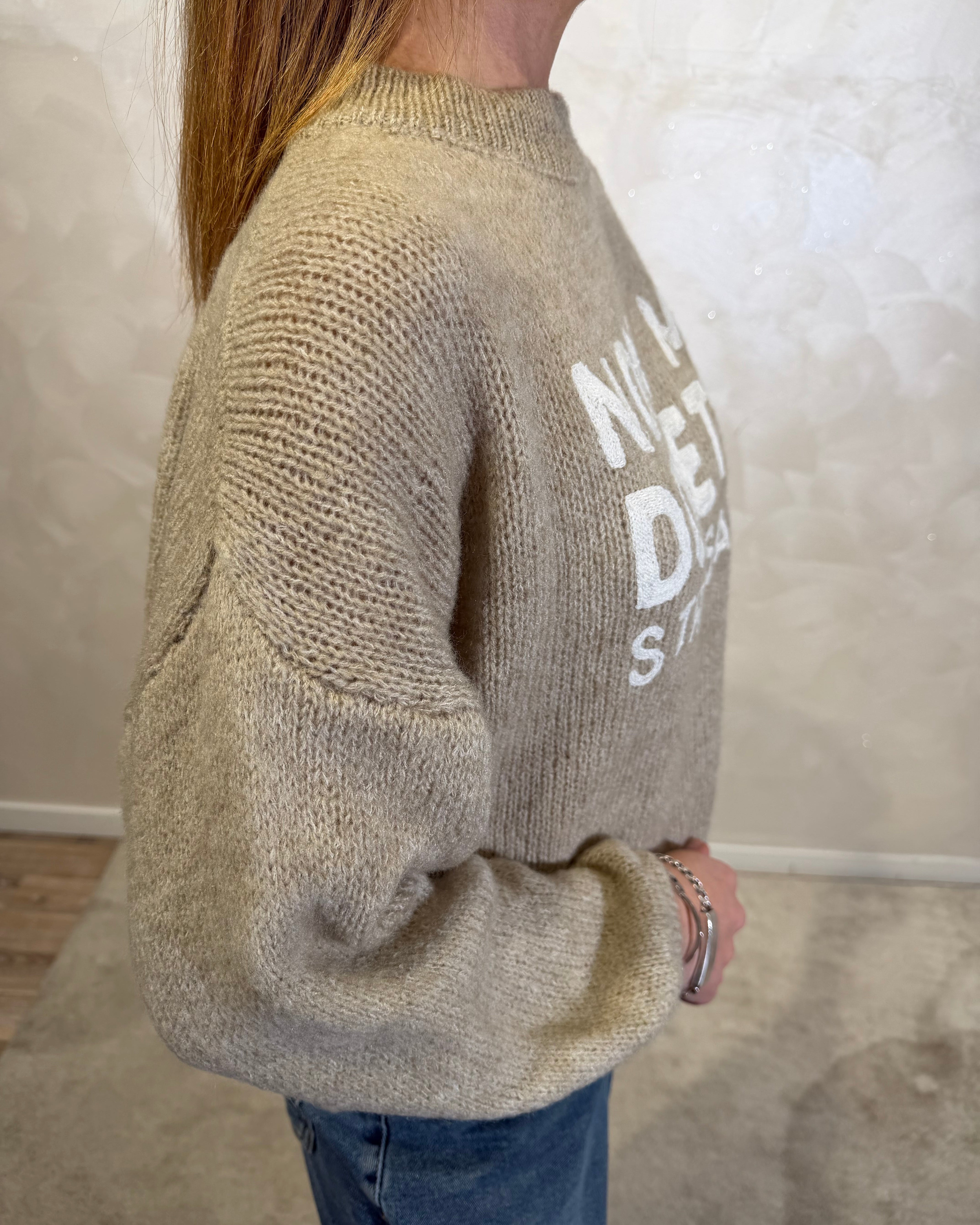 MAGLIONE CON RICAMO "NON MI DOVETE STRESSARE" COL. SABBIA