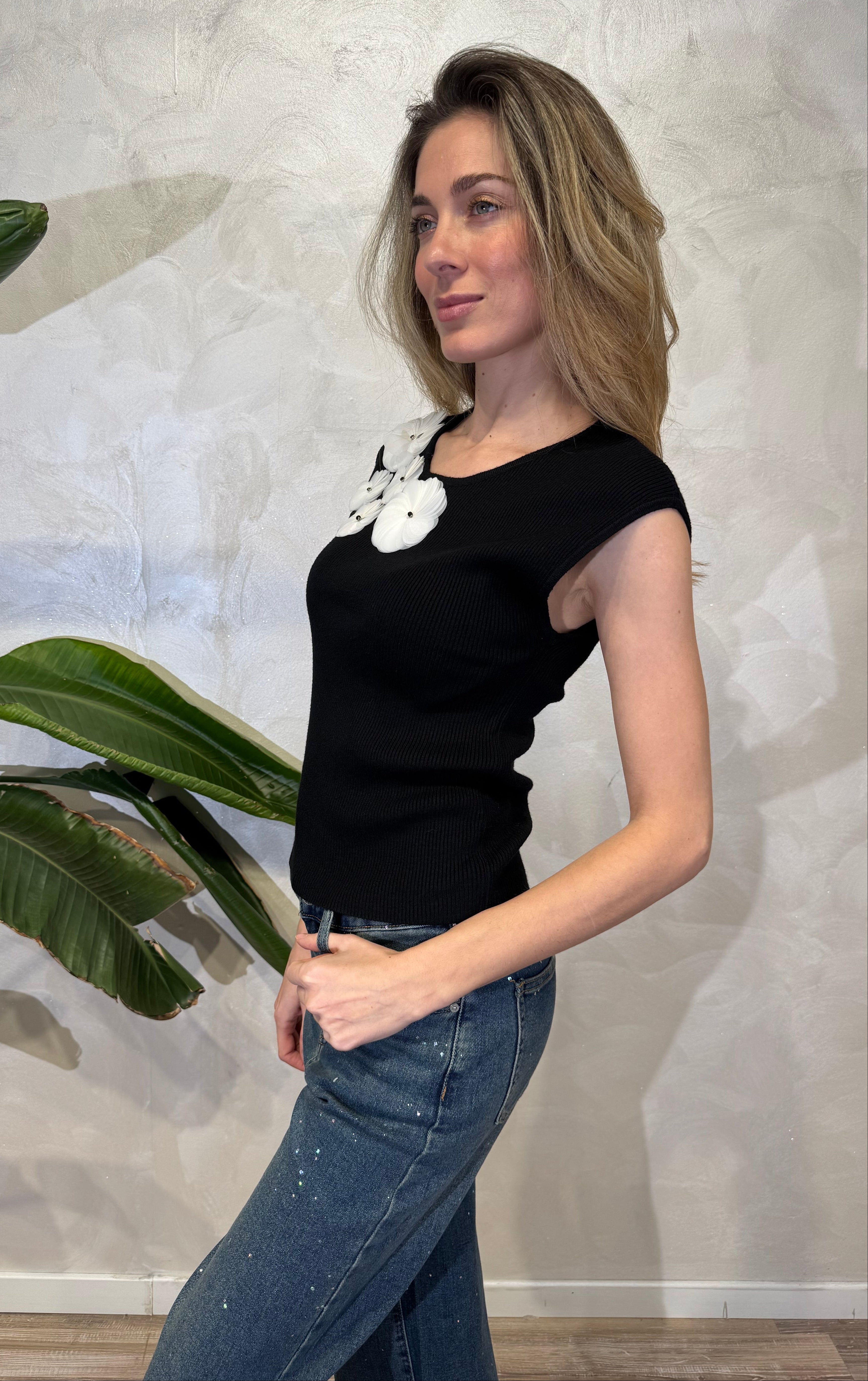 TOP COSTINA CON APPLICAZIONI FLOREALI COL NERO