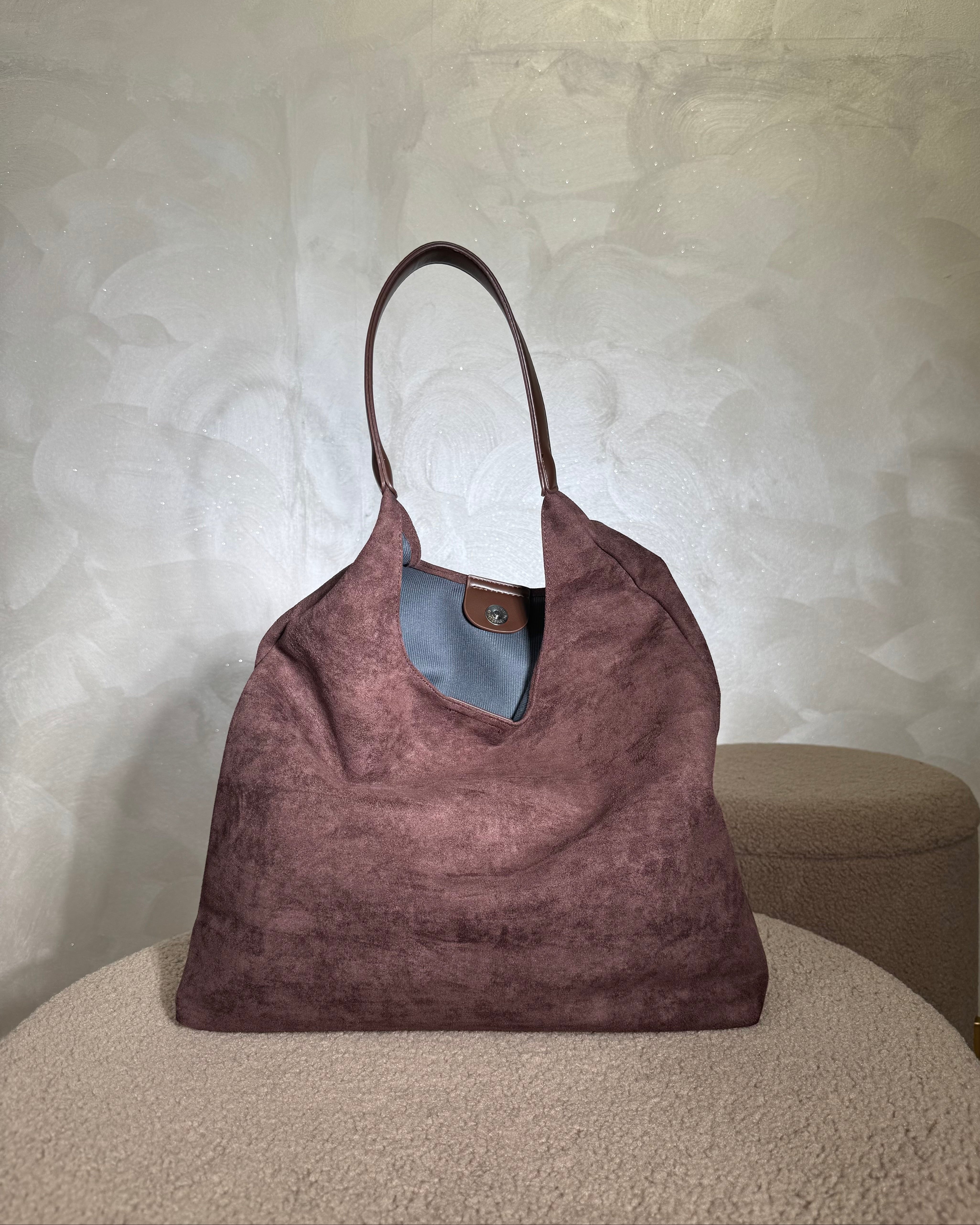 BORSA TRIANGOLARE IN SIMIL CAMOSCIO COL. MORO