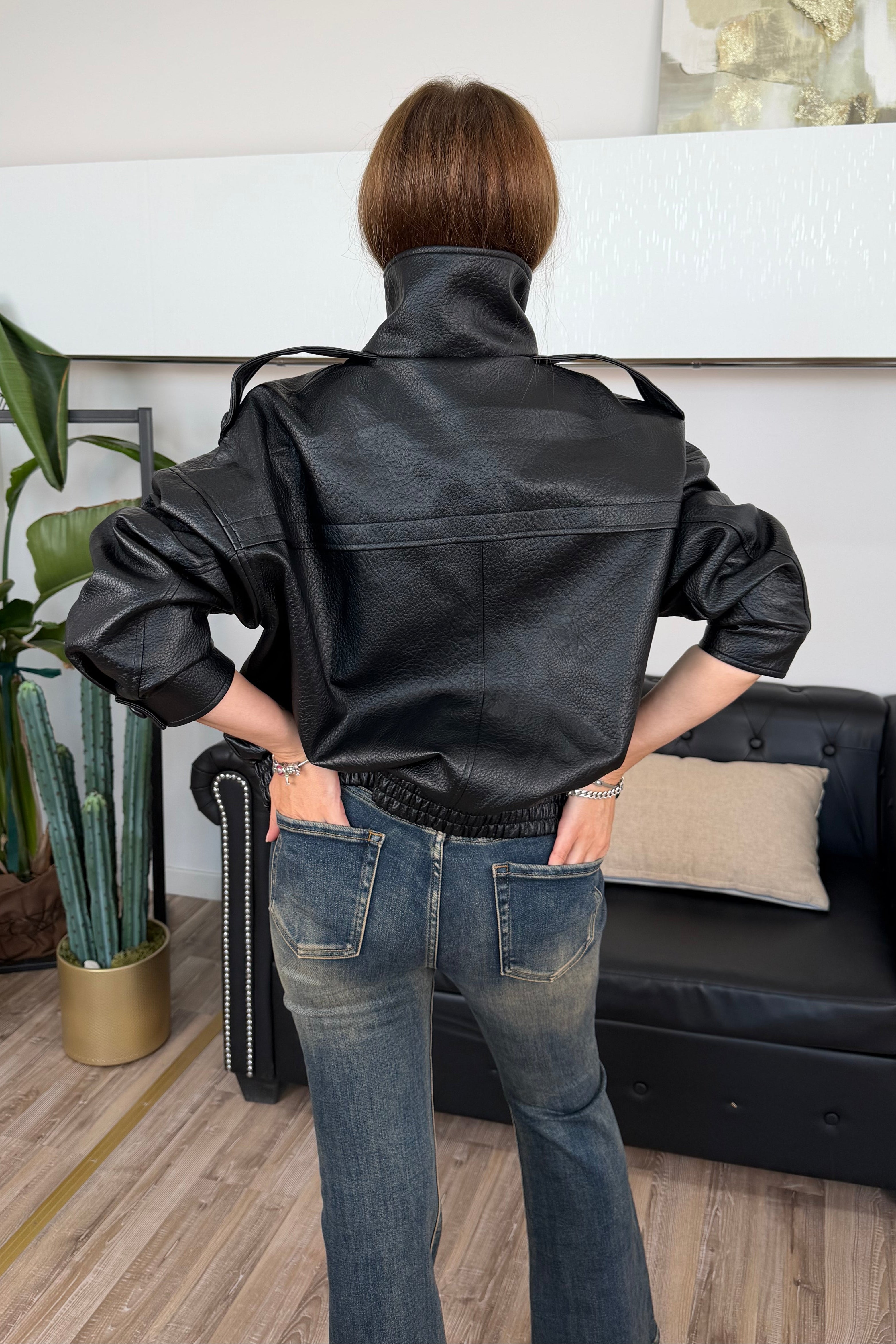 BOMBER JACKET ECO PELLE MARTELLATA FIT OVER CON TAGLI ASIMMETRICI COL NERO