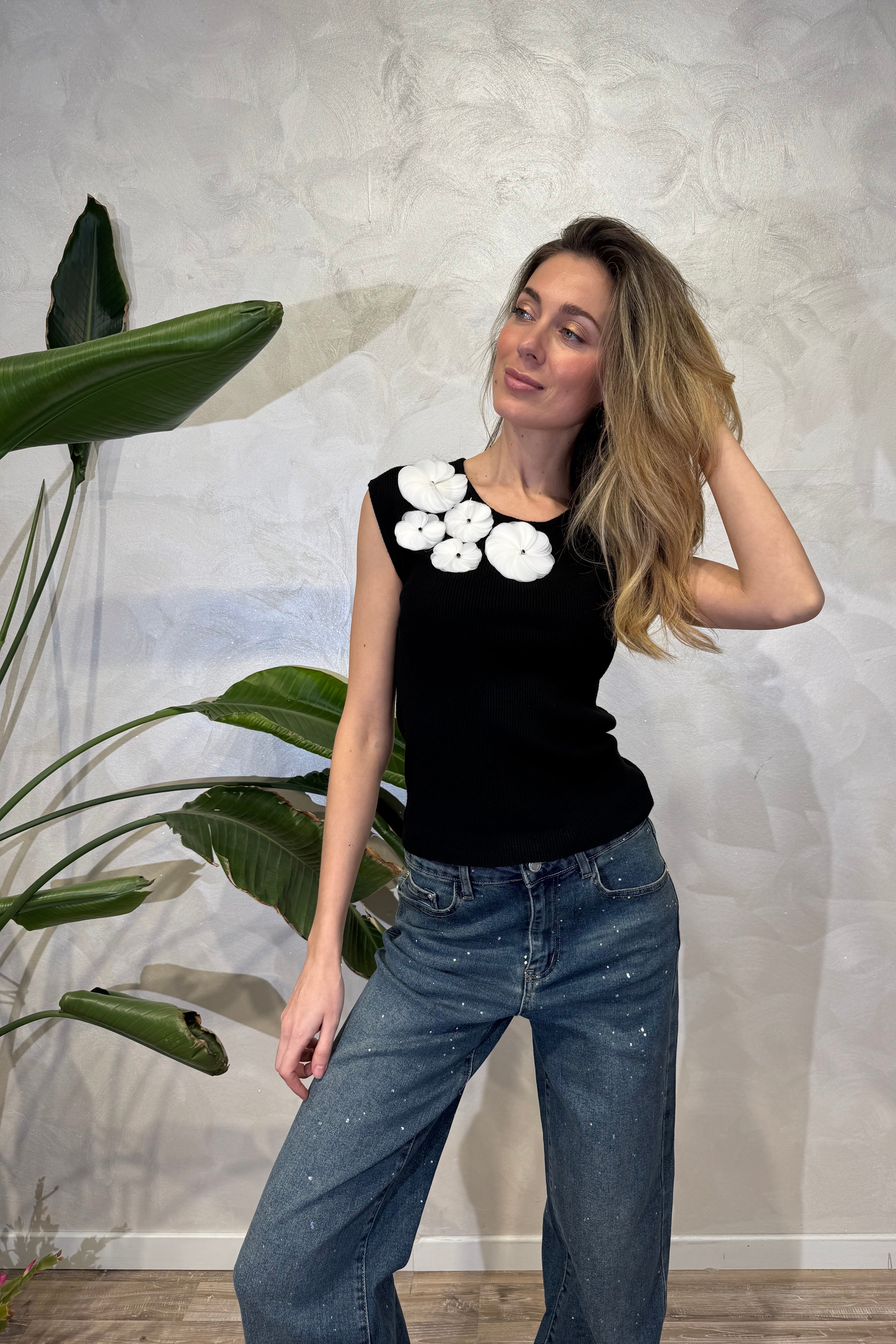 TOP COSTINA CON APPLICAZIONI FLOREALI COL NERO
