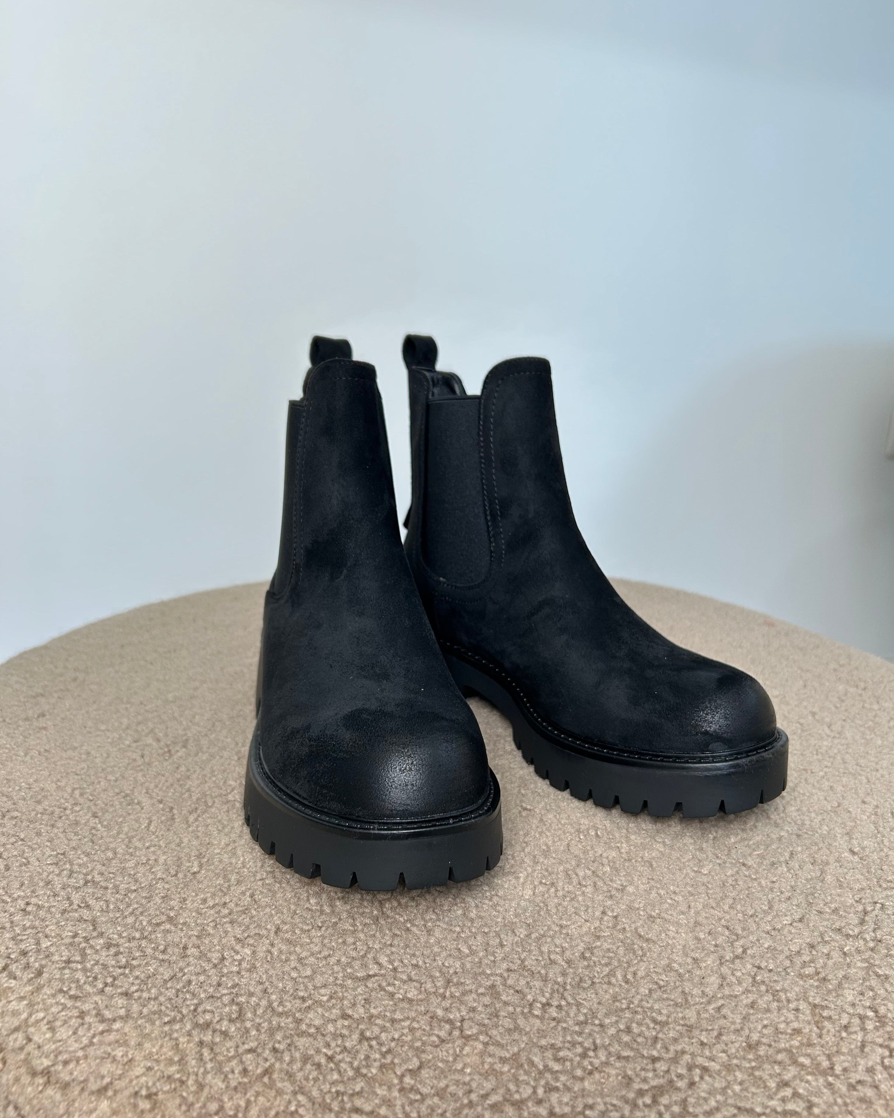 STIVALETTO CHELSEA BOOT CON SUOLA CARRARMATO COL. NERO