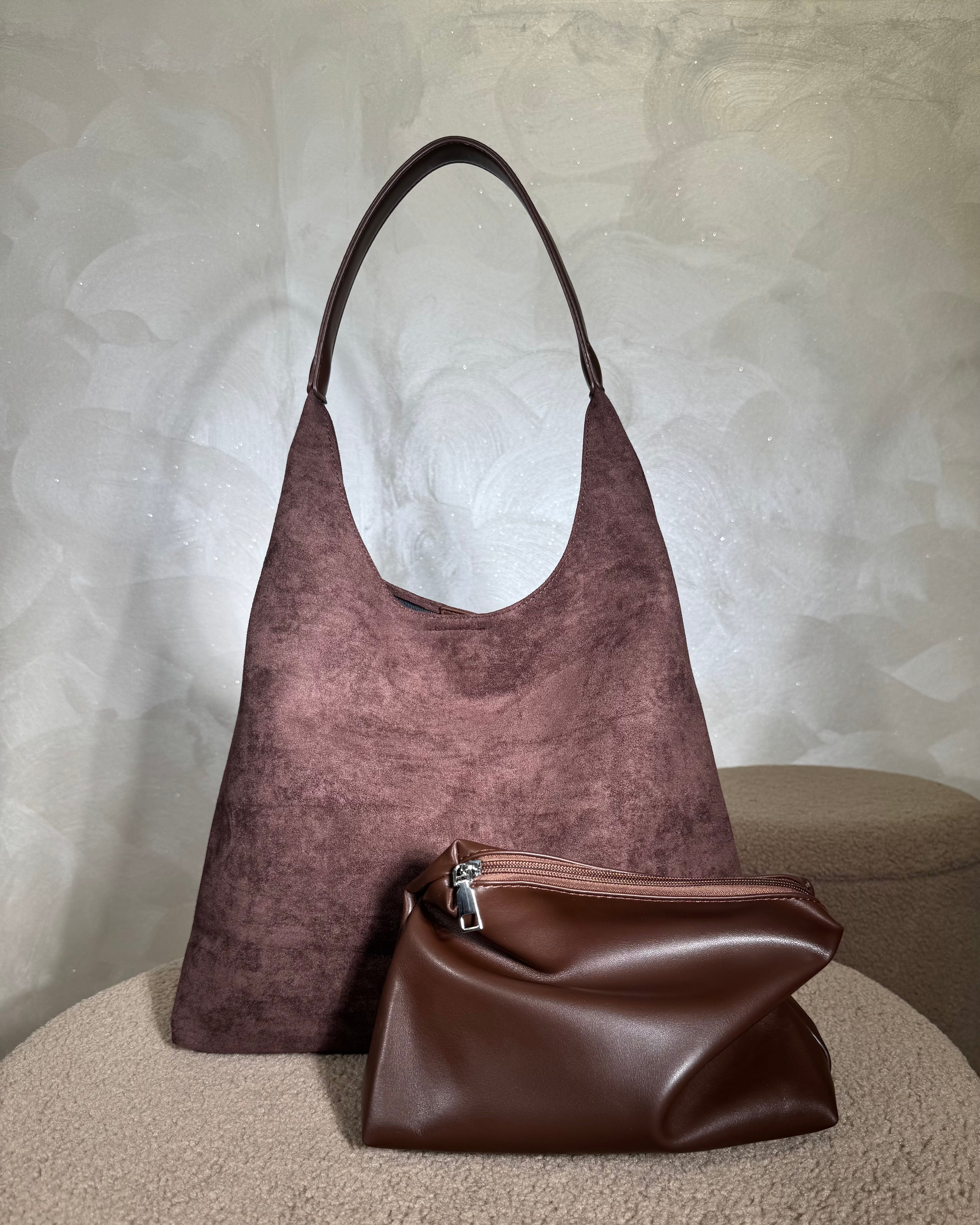 BORSA TRIANGOLARE IN SIMIL CAMOSCIO COL. MORO