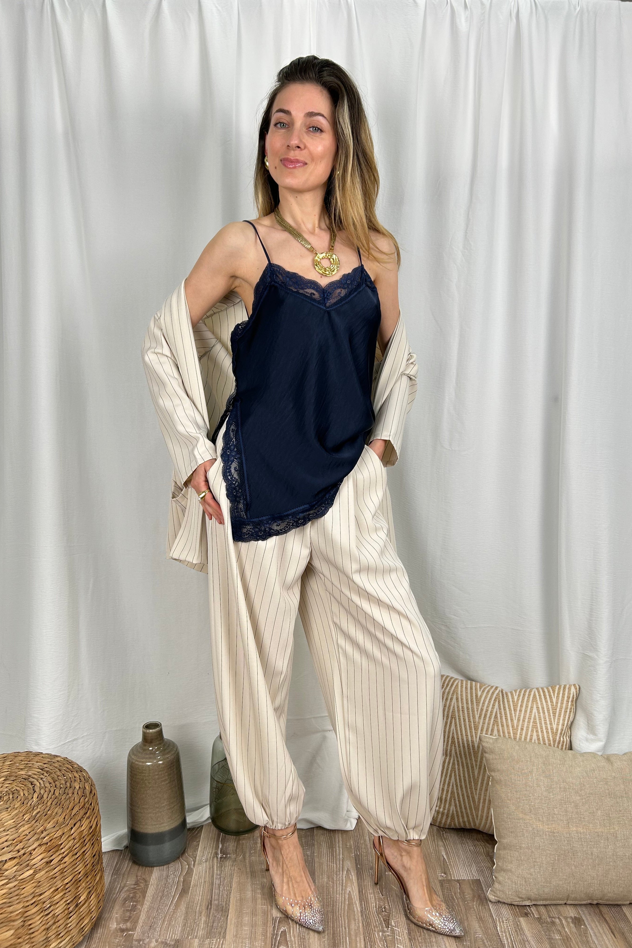 TOP IN RASO CON RIFINITURE IN PIZZO TONO SU TONO COL.BLU