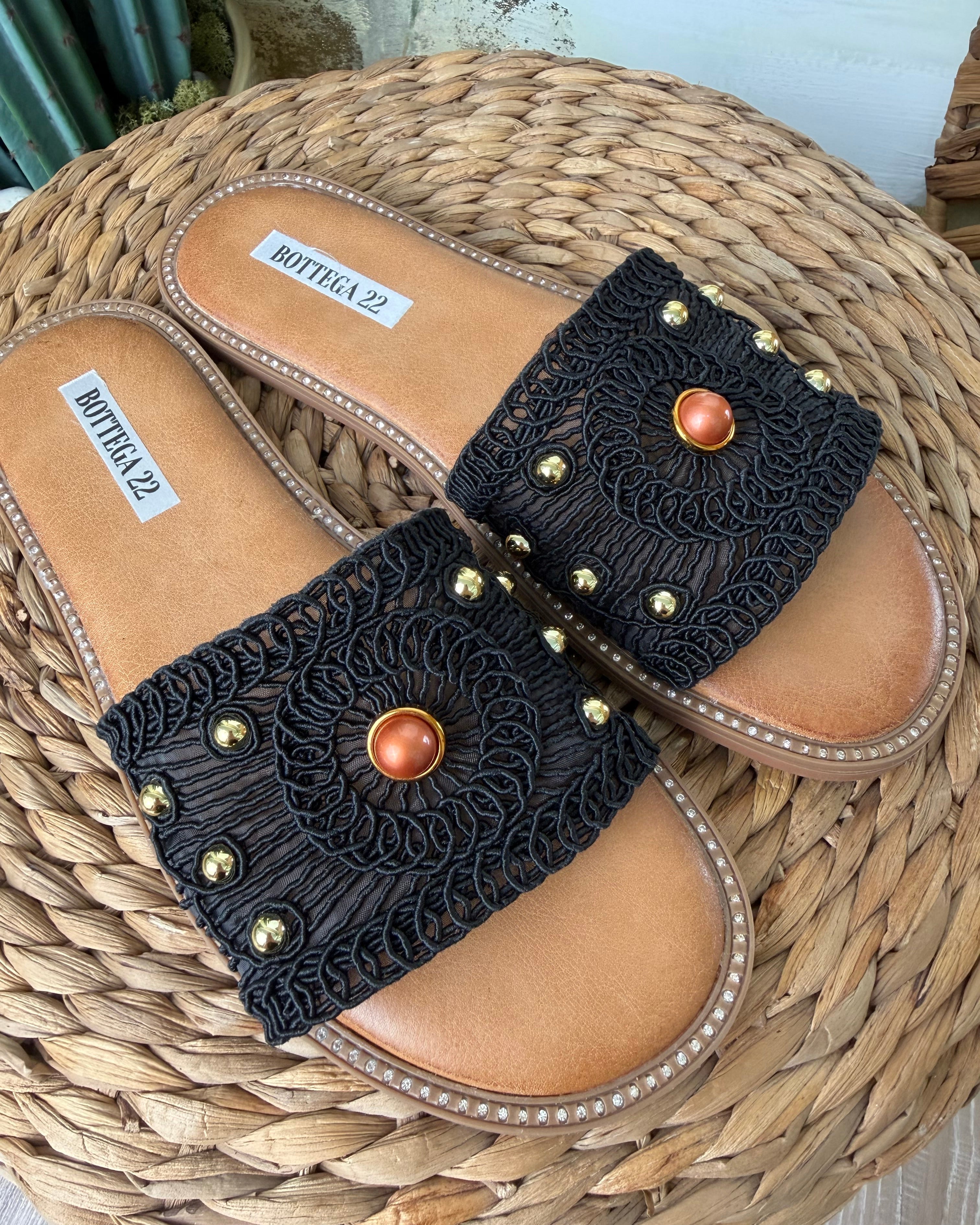 SANDALI CROCHET CON BORCHIE DORATE COL. NERO