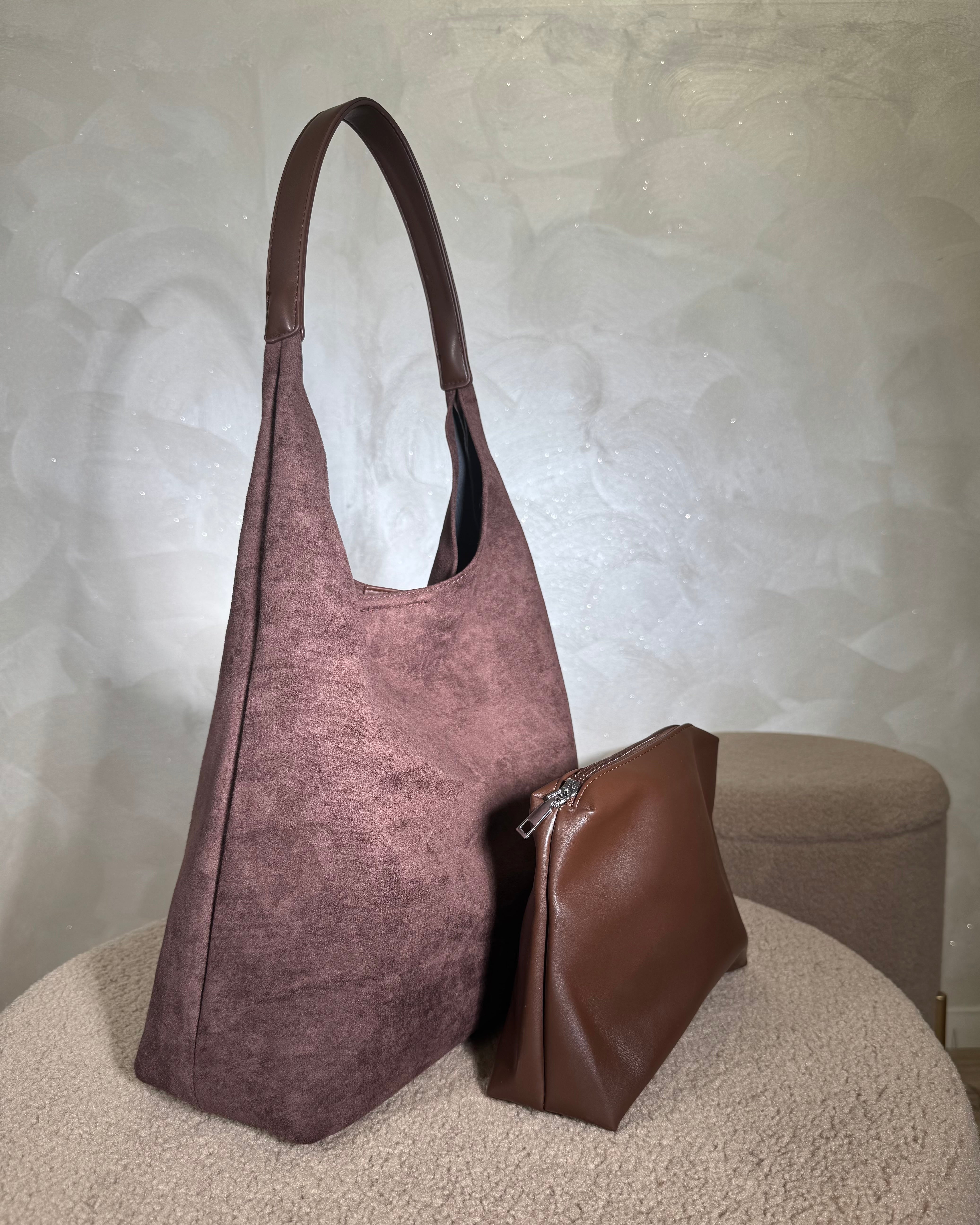 BORSA TRIANGOLARE IN SIMIL CAMOSCIO COL. MORO