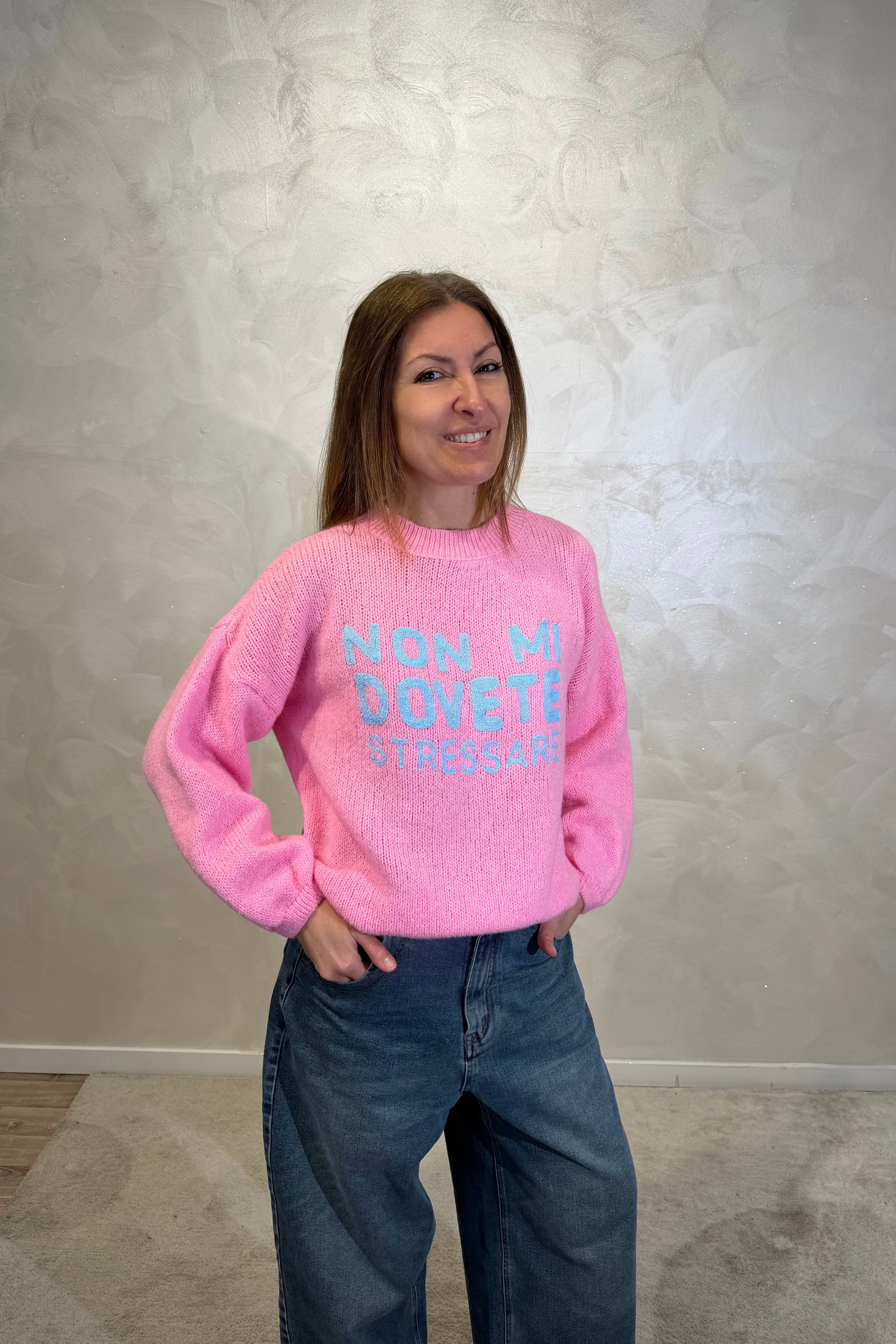 MAGLIONE CON RICAMO "NON MI DOVETE STRESSARE" COL. ROSA