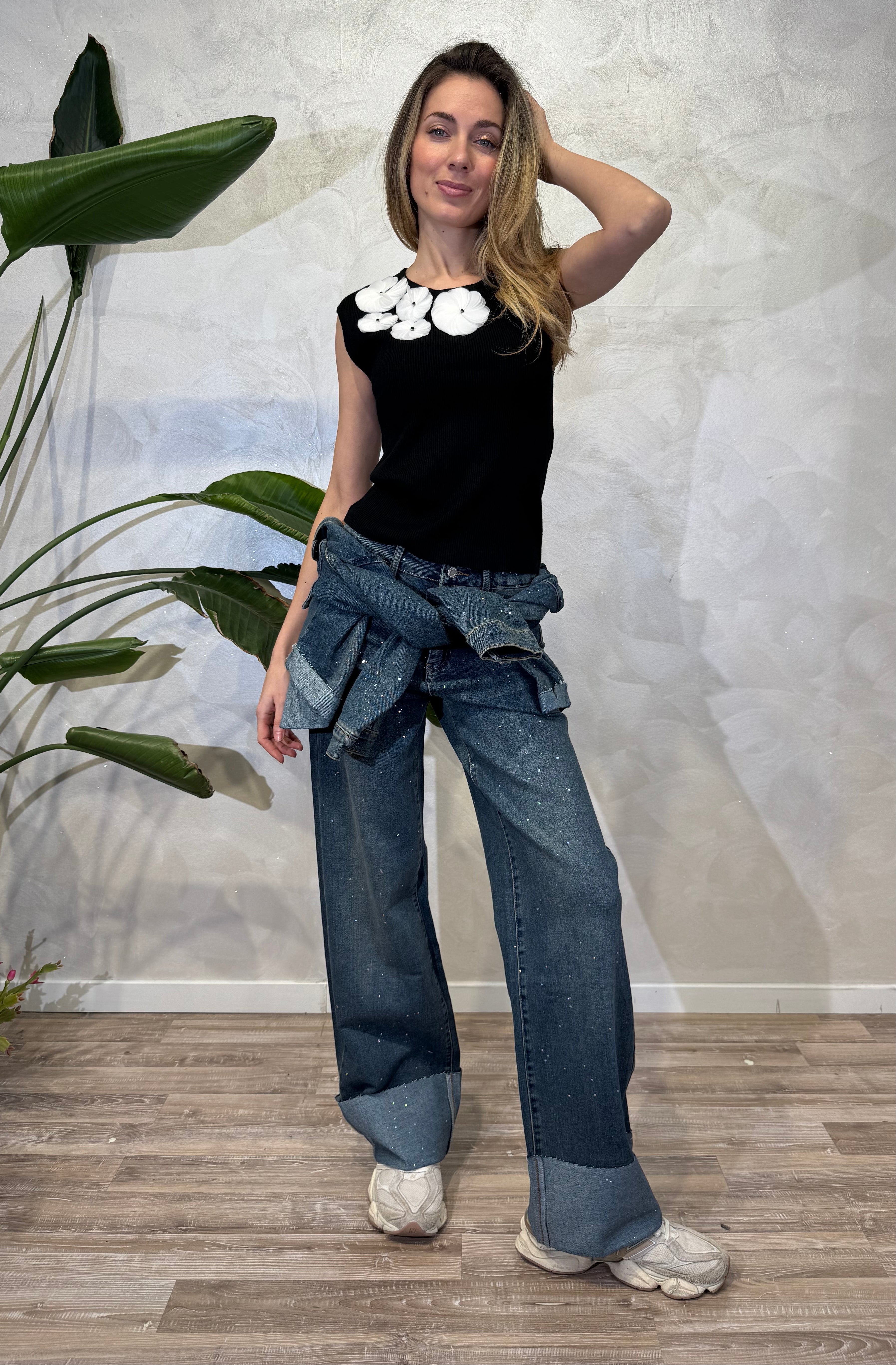 TOP COSTINA CON APPLICAZIONI FLOREALI COL NERO