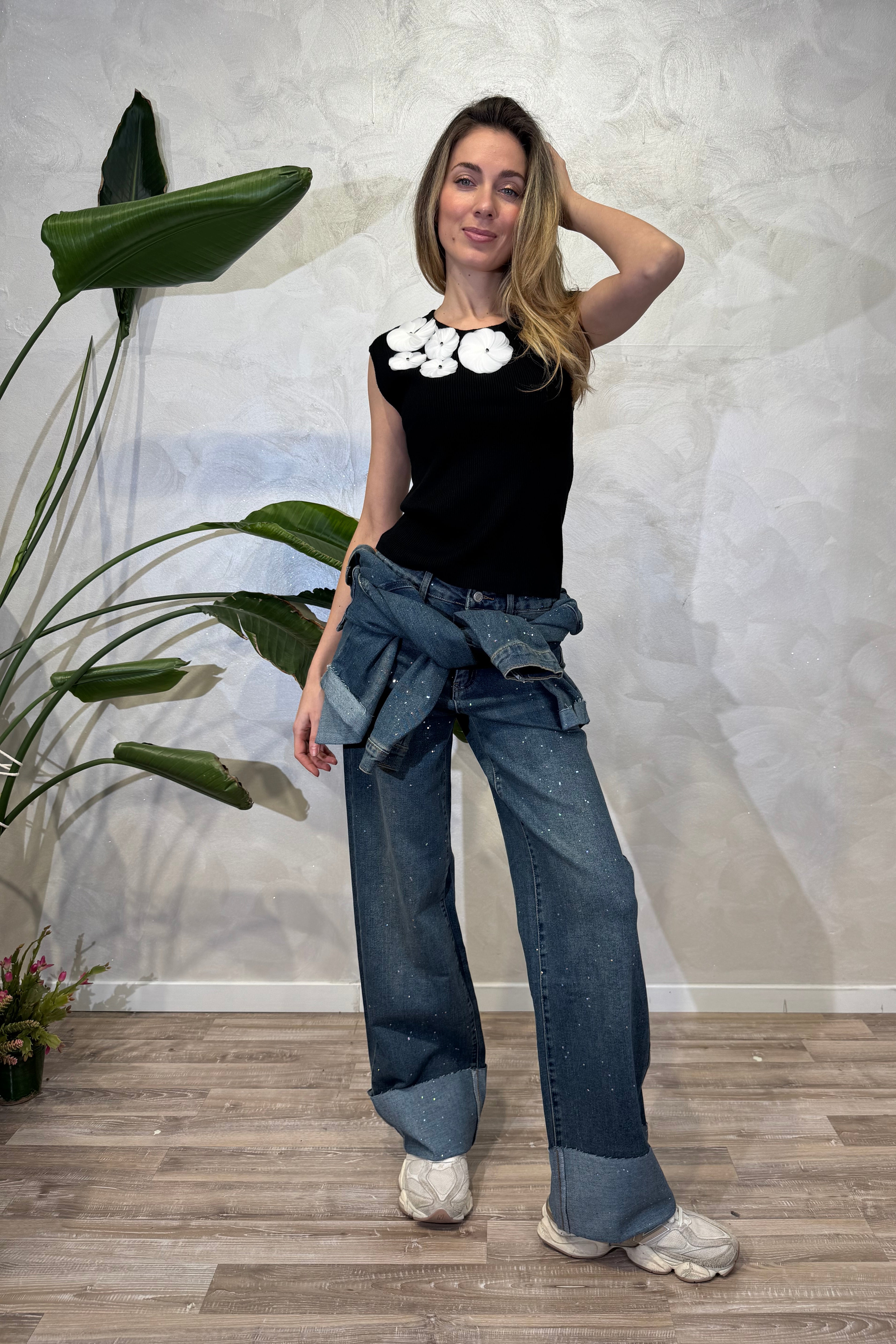 TOP COSTINA CON APPLICAZIONI FLOREALI COL NERO