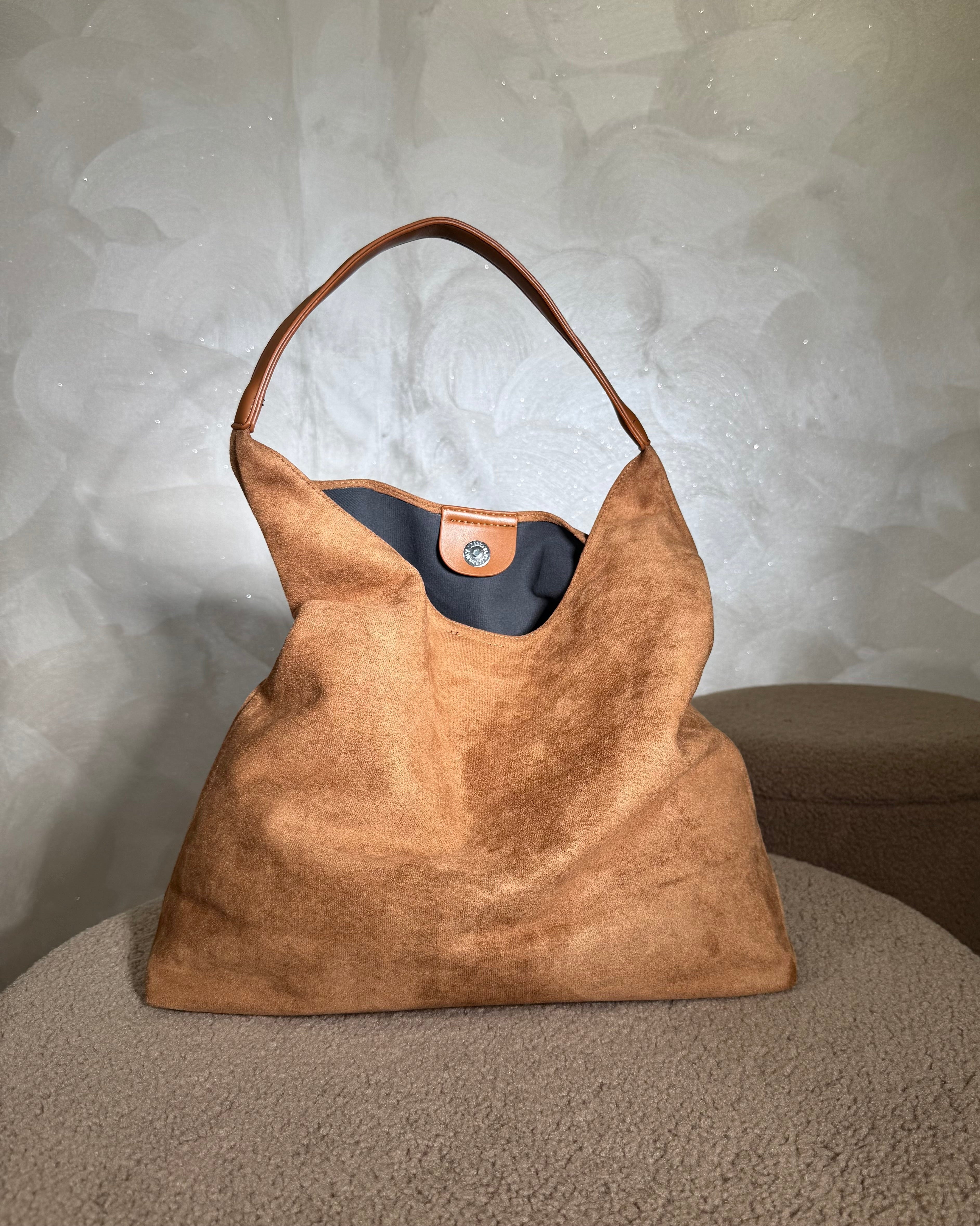 BORSA TRIANGOLARE IN SIMIL CAMOSCIO COL. CAMEL