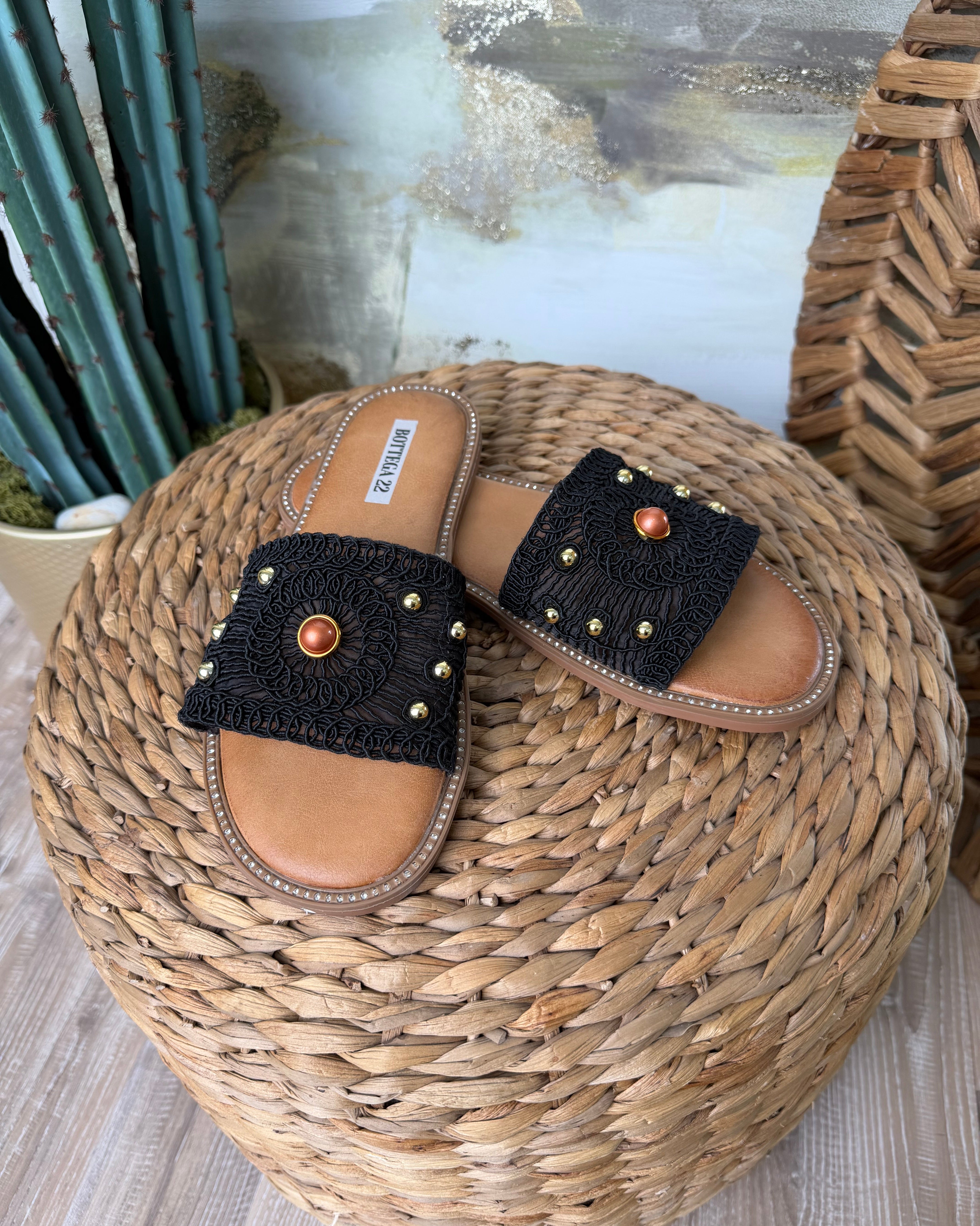 SANDALI CROCHET CON BORCHIE DORATE COL. NERO