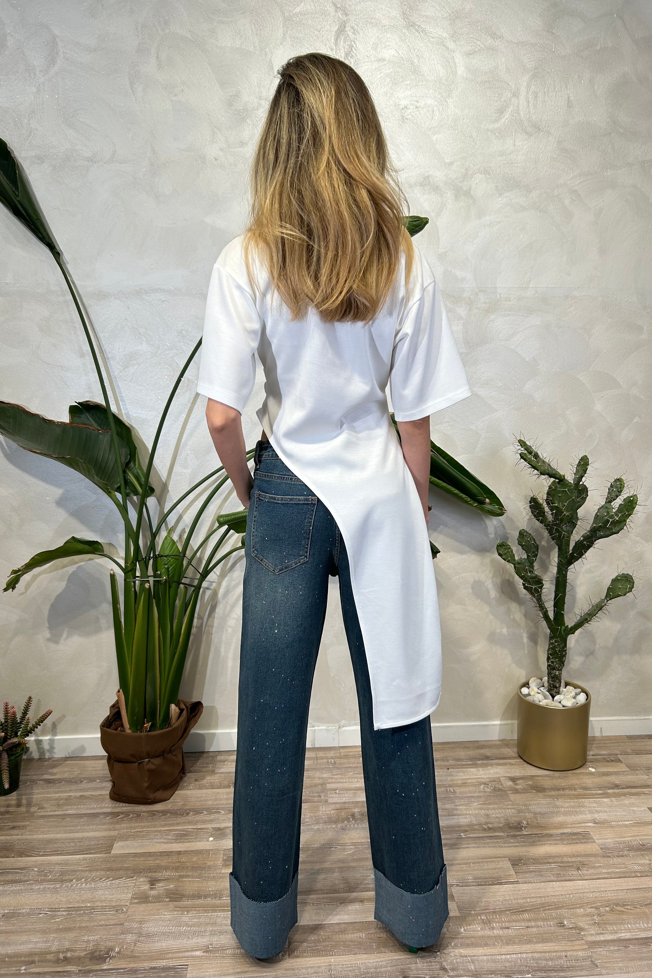 T-SHIRT CON ARRICCIO E PUNTA LATERALE COL. BIANCO