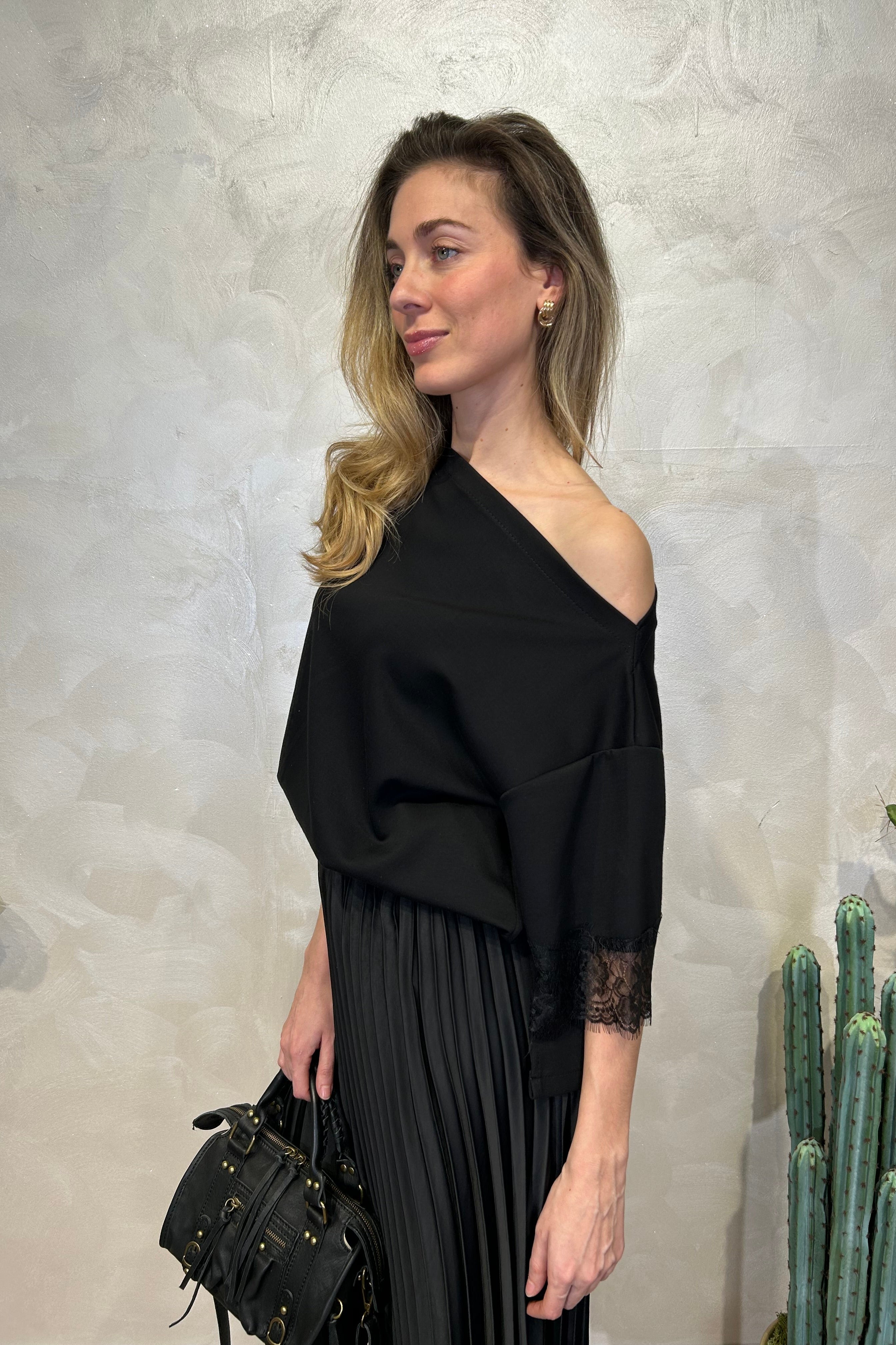 BLUSA CON MANICHE E PIZZO IN CONTRASTO COL. NERO