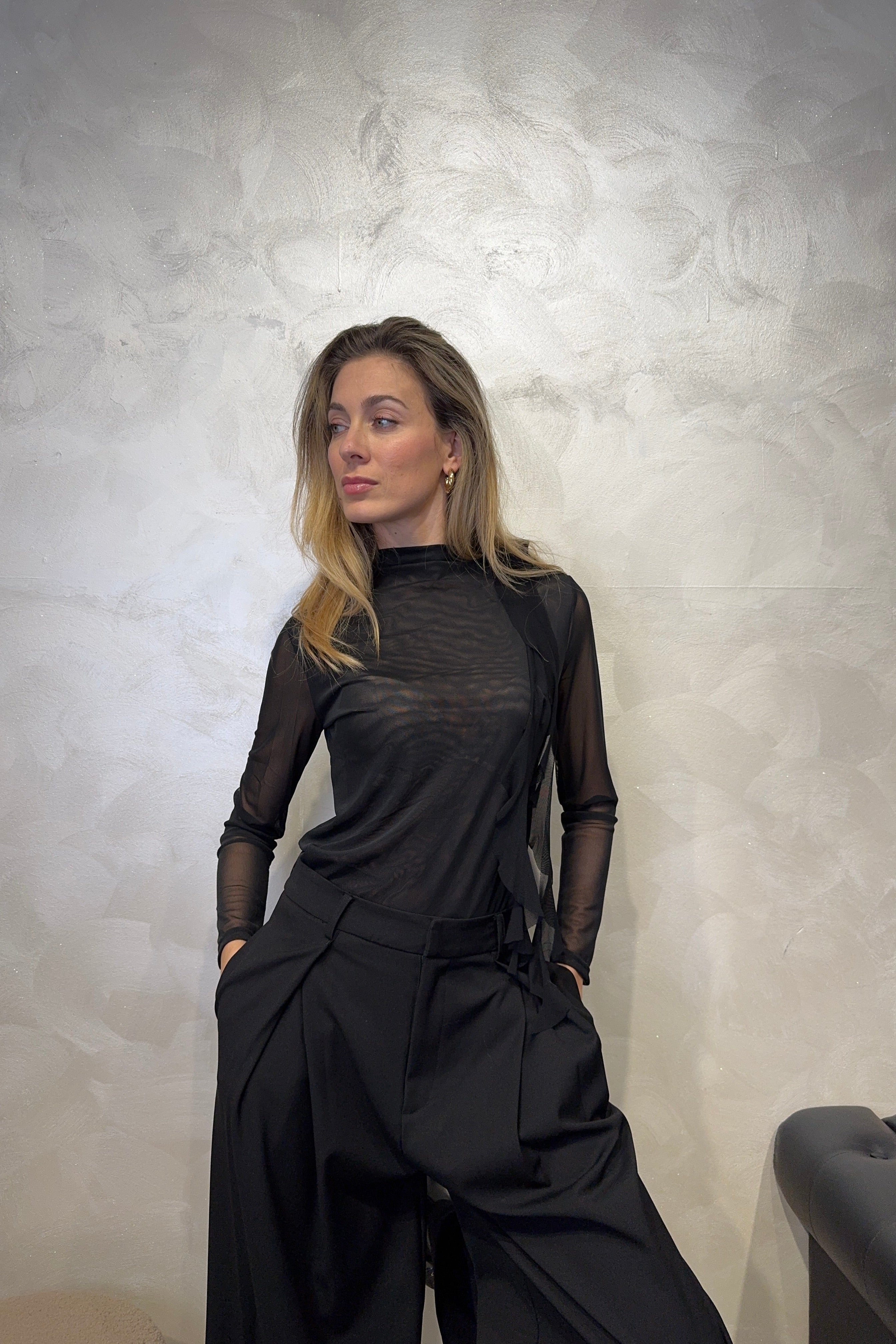 TOP IN TULLE TRASPARENTE CON DETTAGLIO ROSA COL. NERO