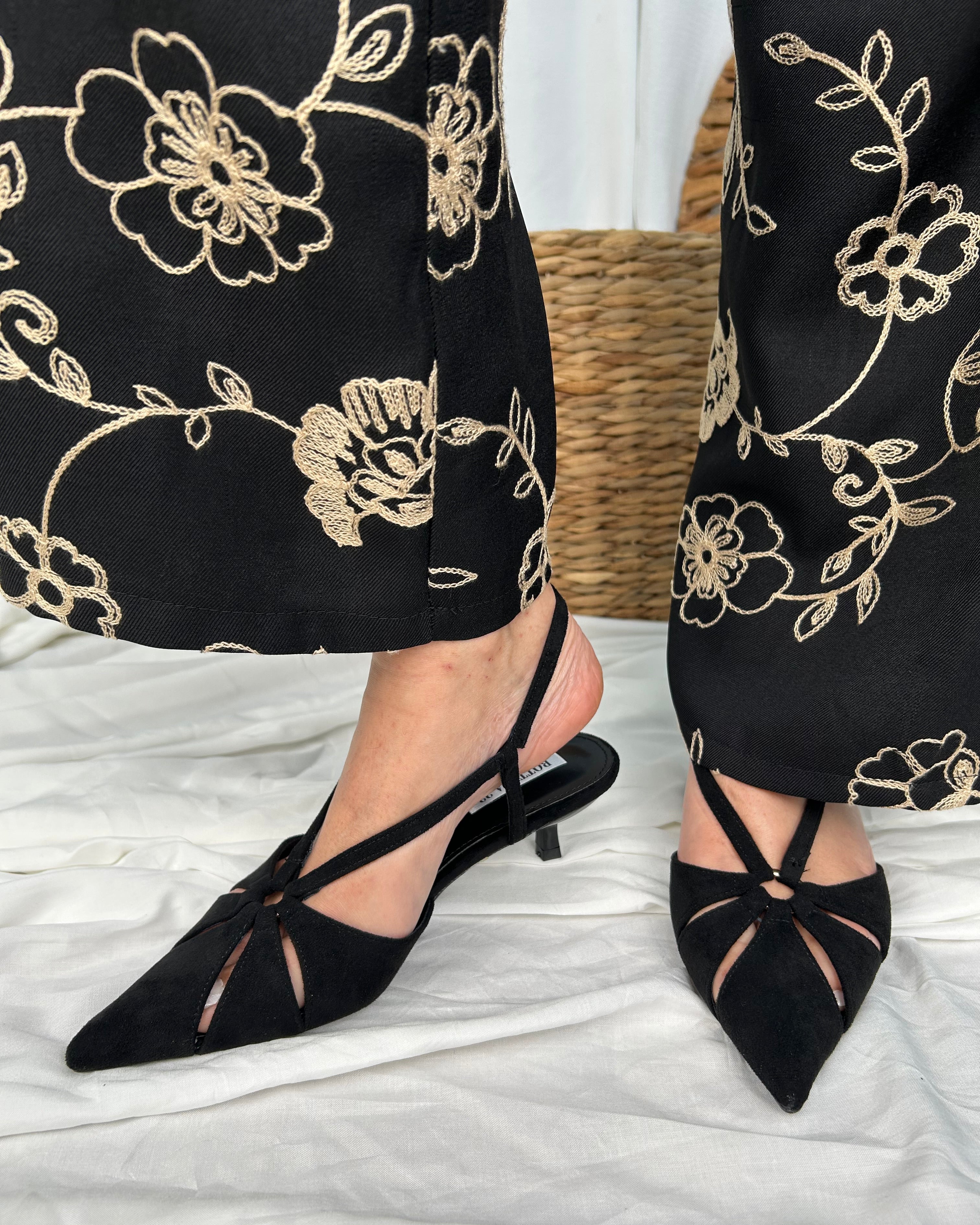 SCARPA SLINGBACK DONNA PUNTA AFFUSOLATA COL NERO
