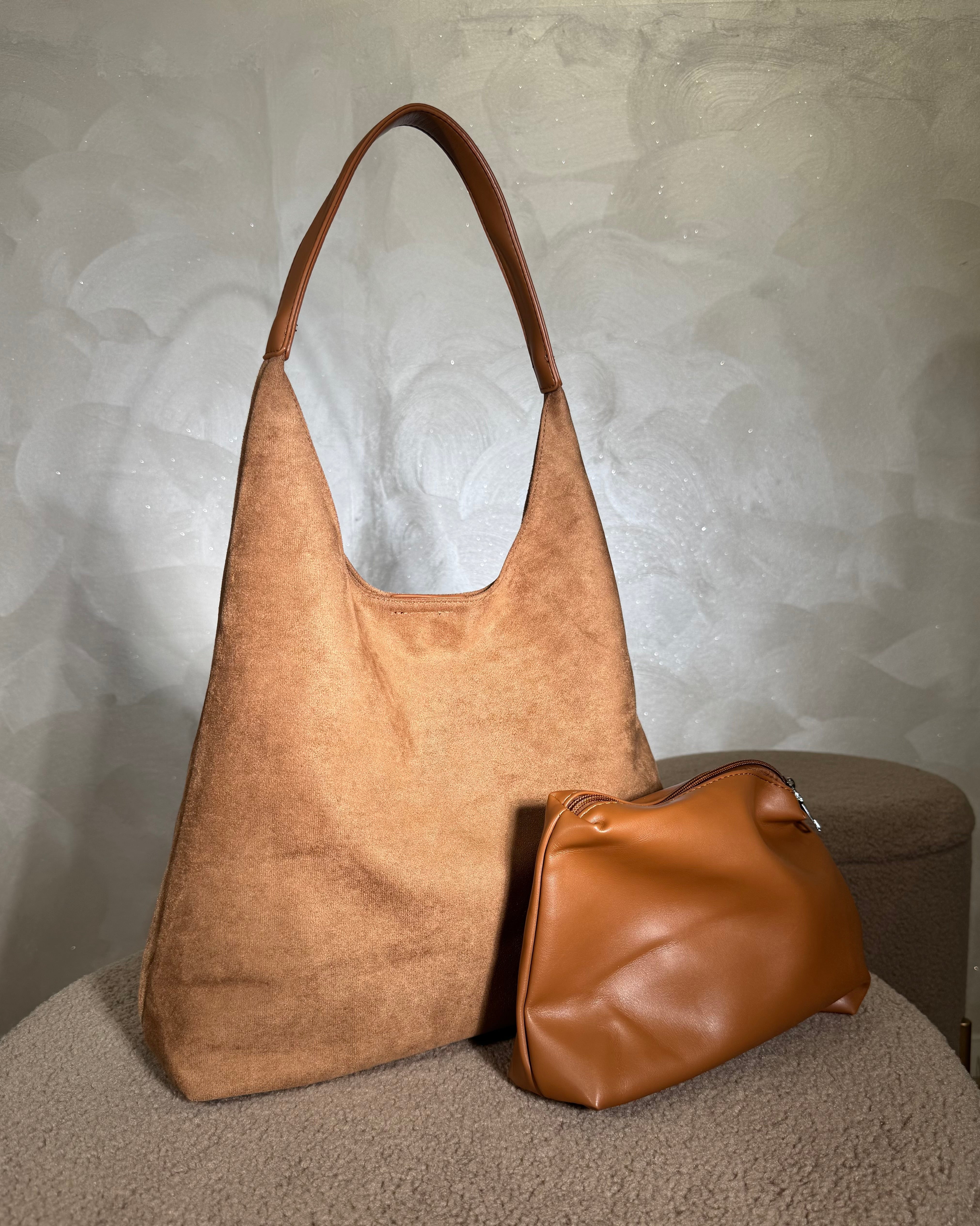 BORSA TRIANGOLARE IN SIMIL CAMOSCIO COL. CAMEL