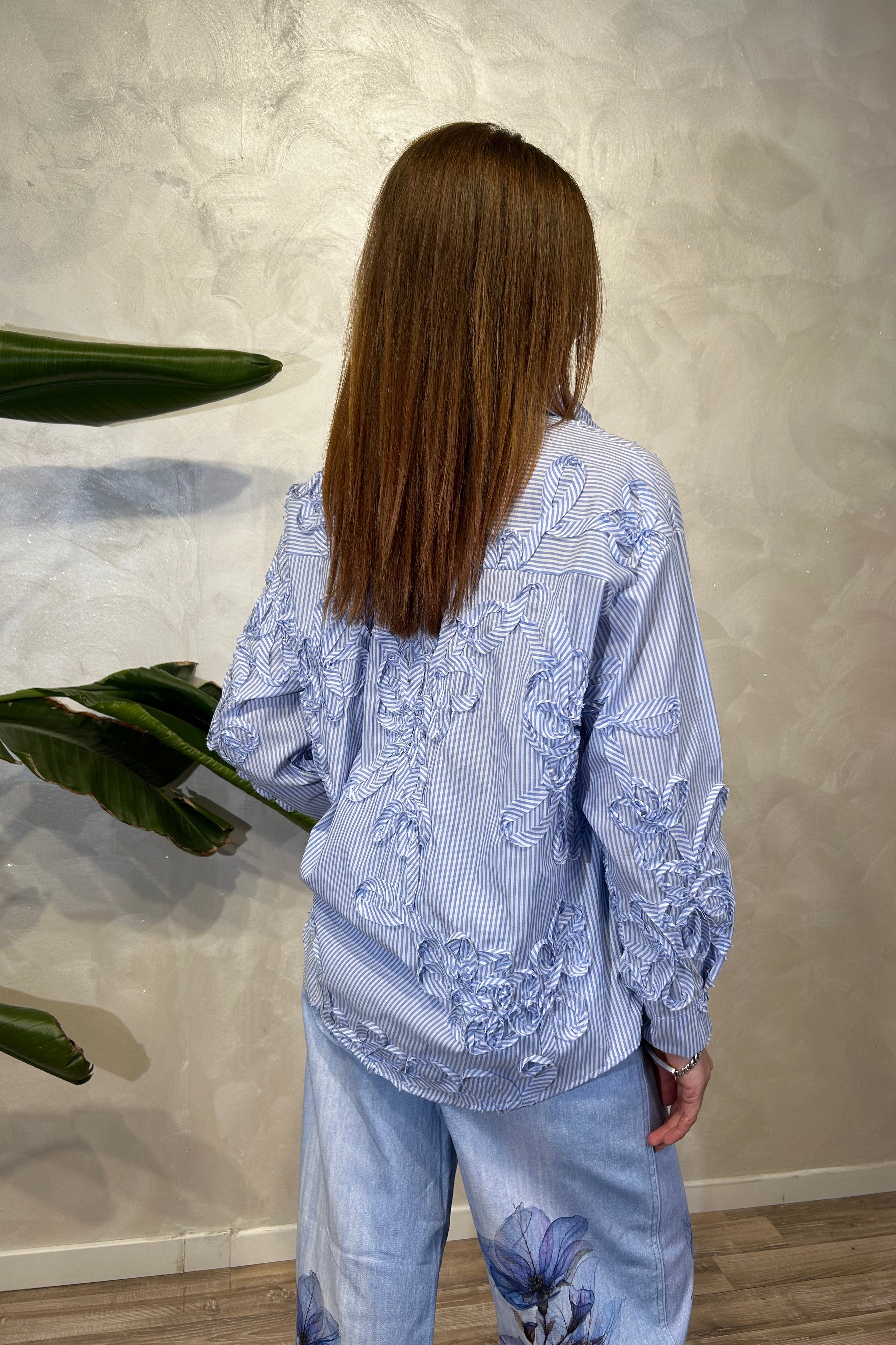 CAMICIA IN COTONE A RIGHE CON APPLICAZIONI RICAMATE DIS.FLOREALE COL.CELESTE