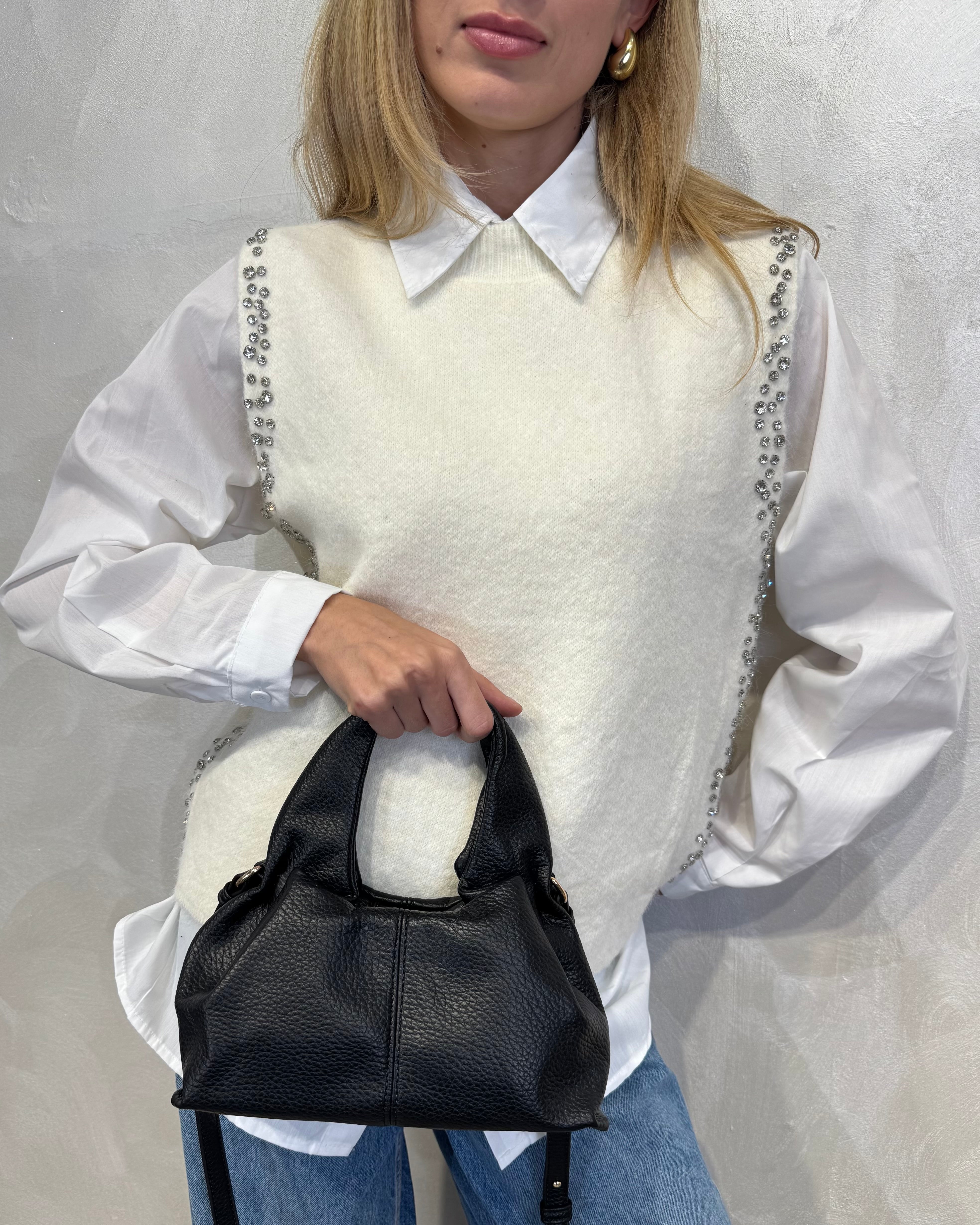 BORSA STRUTTURATA IN ECOPELLE CON DETTAGLI DORATI COL.NERO