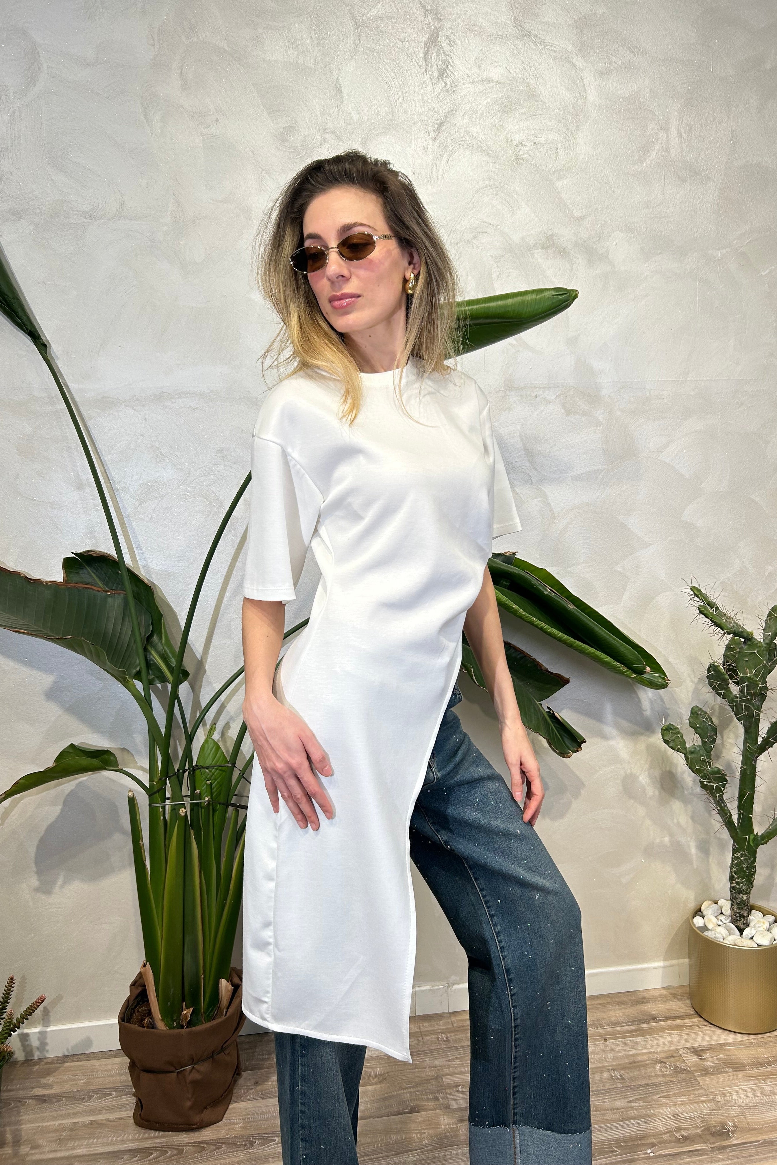 T-SHIRT CON ARRICCIO E PUNTA LATERALE COL. BIANCO