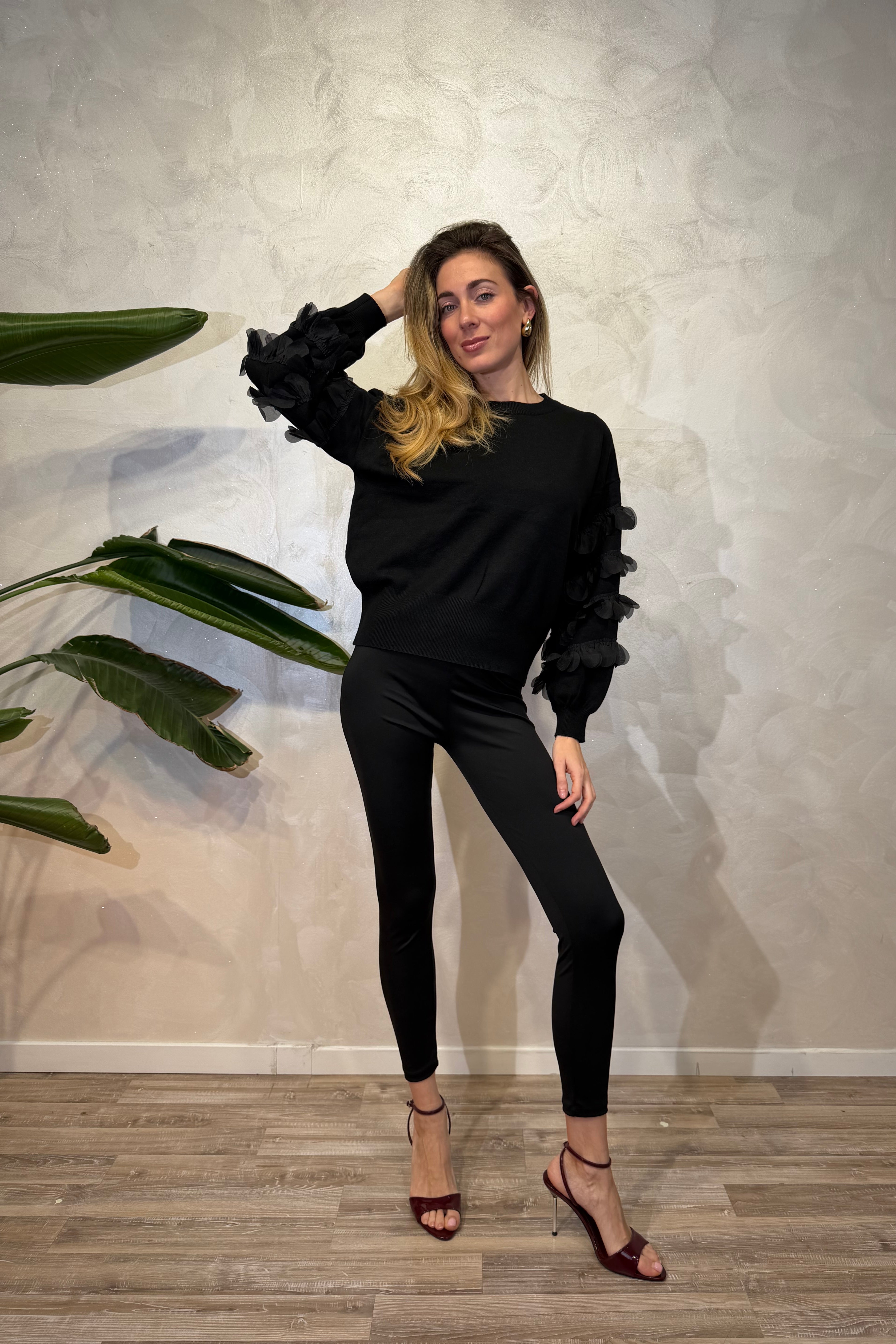 MAGLIA TRICOT CON PARTICOLARI APPLICAZIONI ALLE MANICHE COL. NERO
