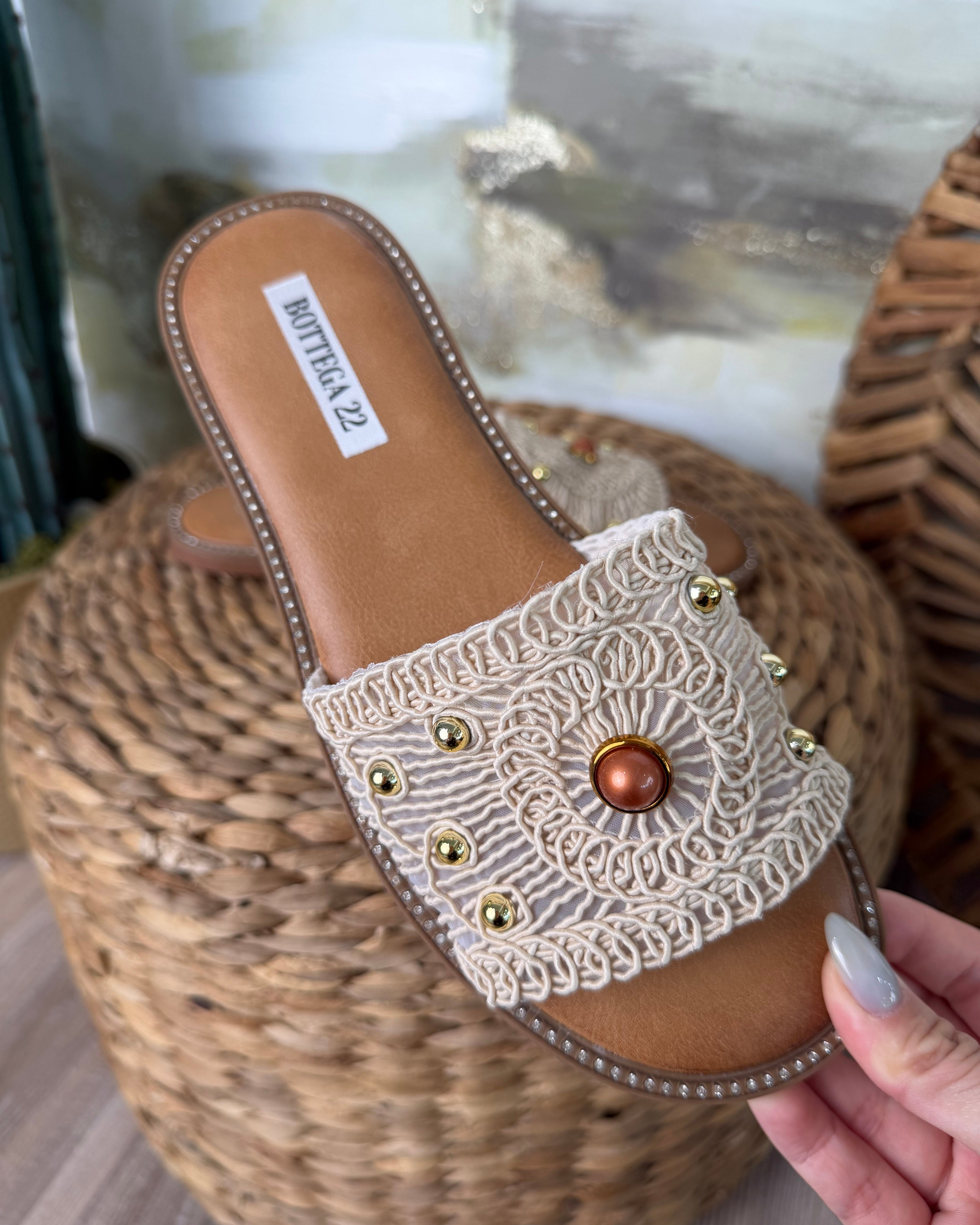 SANDALI CROCHET CON BORCHIE DORATE COL. SABBIA
