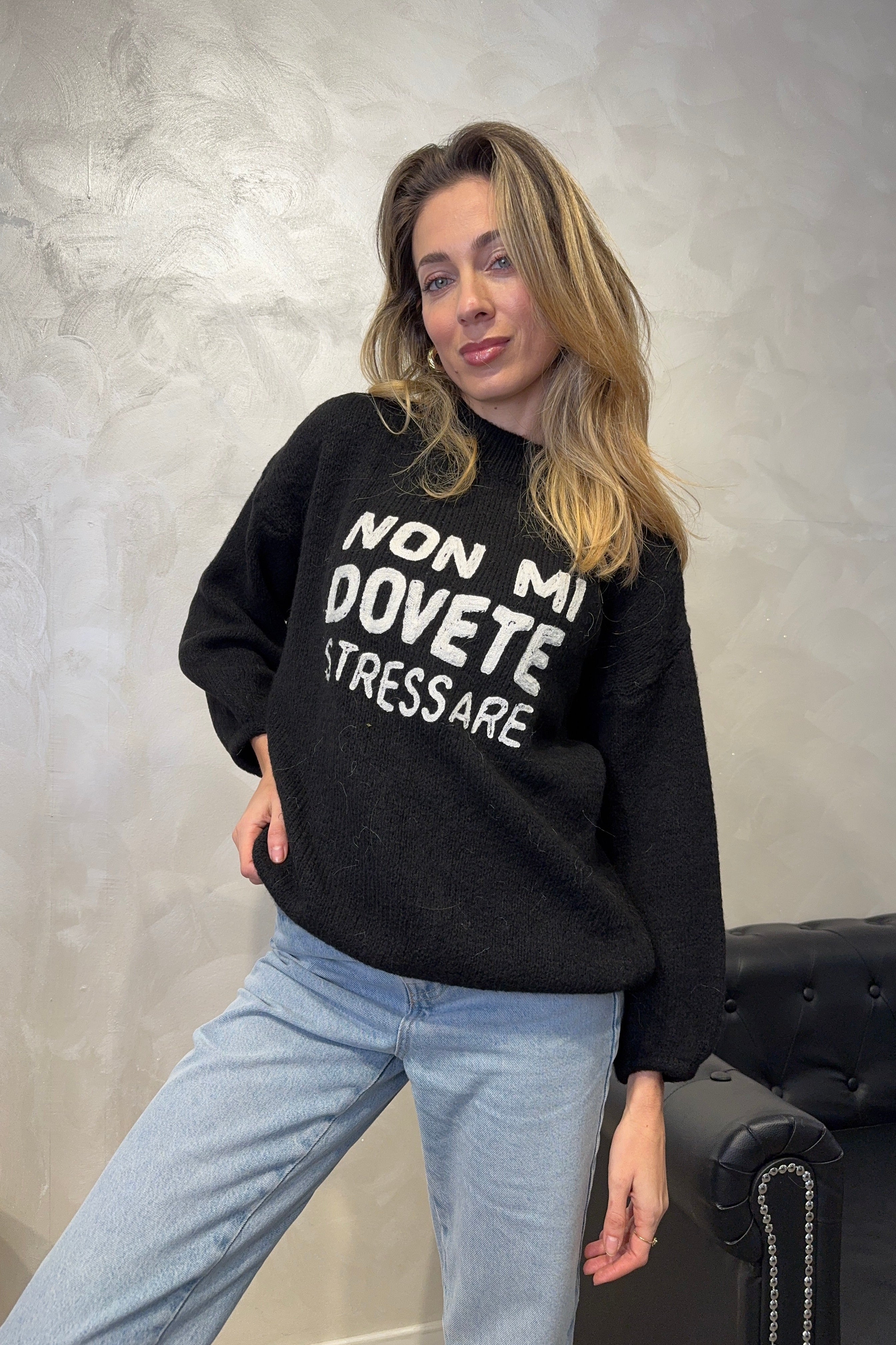 MAGLIONE CON RICAMO "NON MI DOVETE STRESSARE" COL. NERO