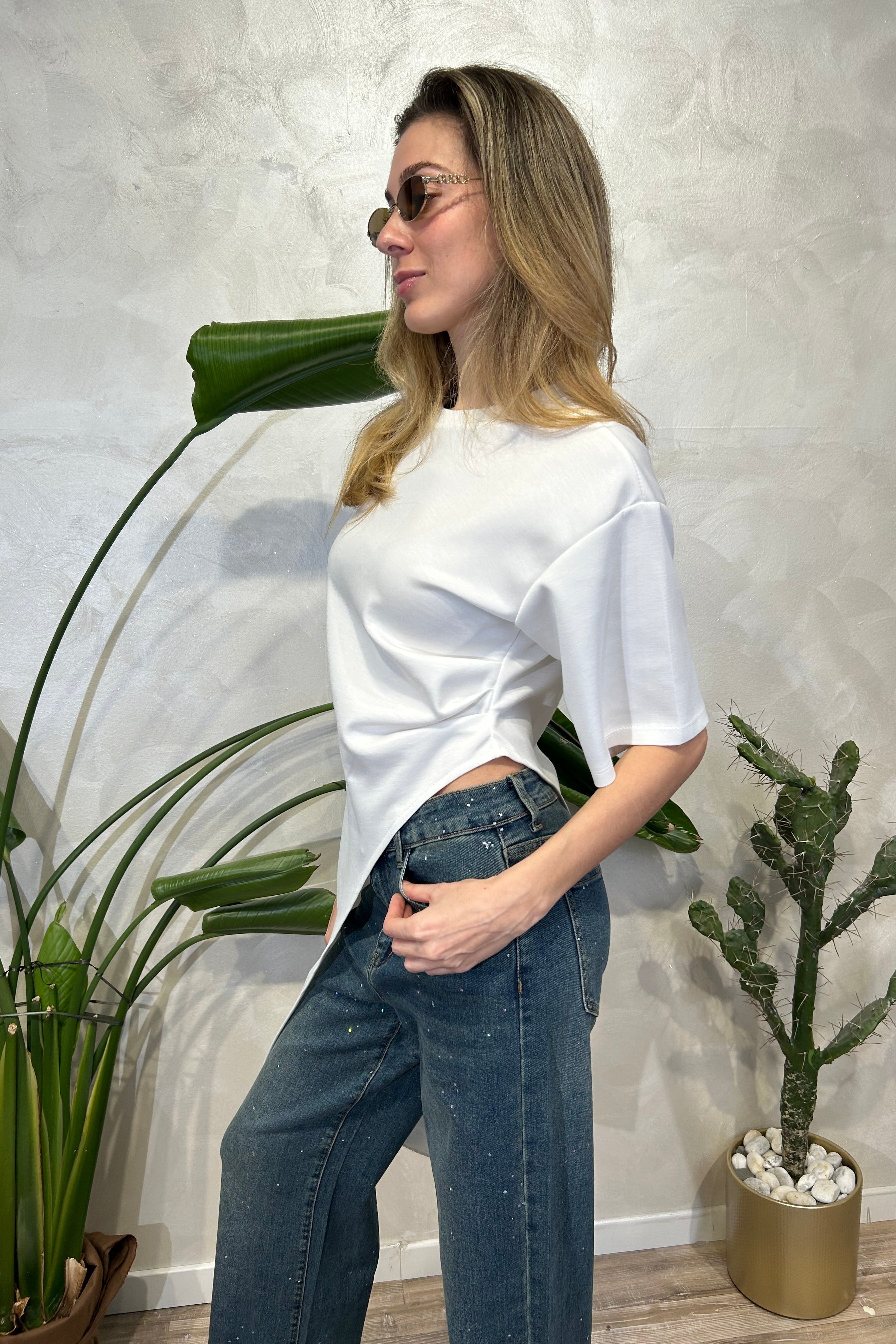 T-SHIRT CON ARRICCIO E PUNTA LATERALE COL. BIANCO