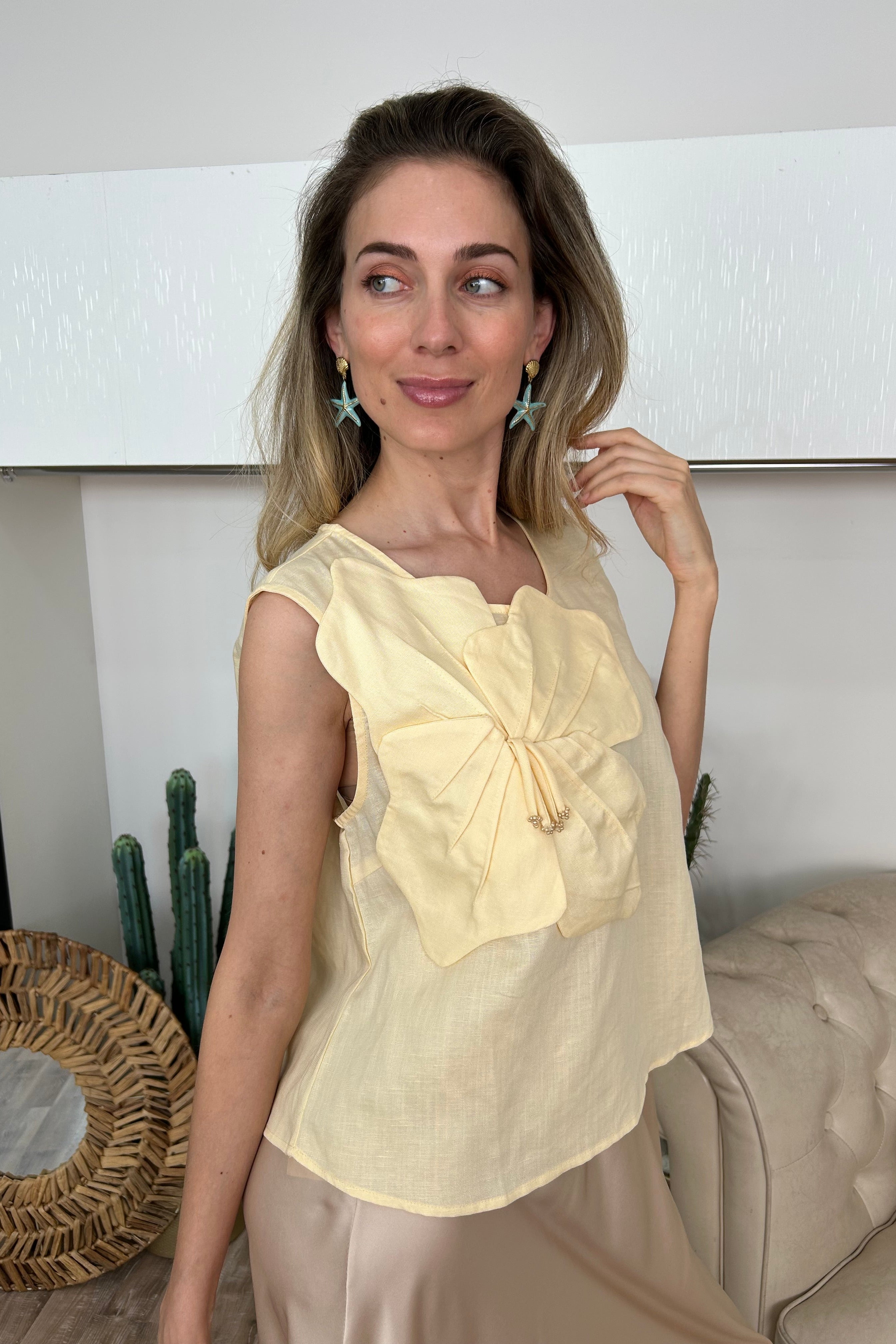 TOP IN TENCEL E LINO CON GRANDE FIORE APPLICATO COL. GIALLO