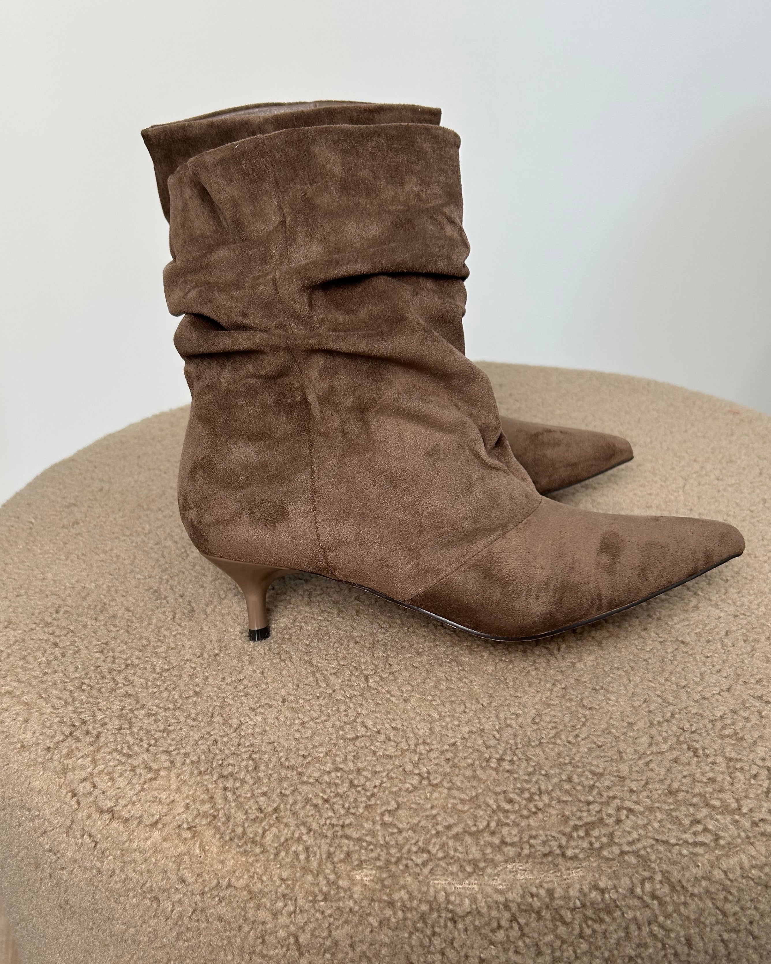 STIVALETTO CAMOSCIO  A PUNTA AFFUSOLATA – EFFETTO SLOUCHY COL. KAKI