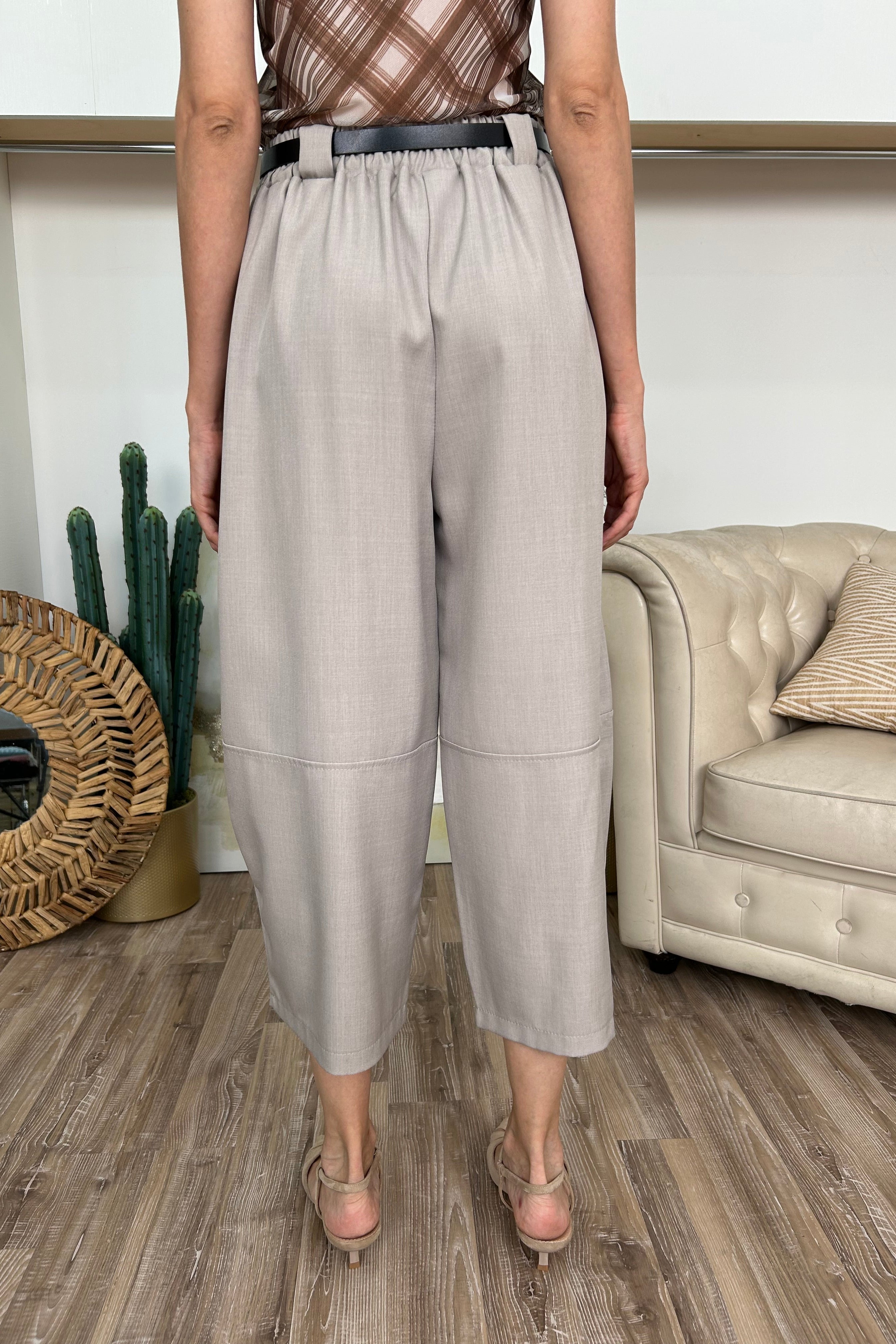 PANTALONE OVETTO TRE QUARTI CON DETTAGLIO CUCITURA COL. TORTORA