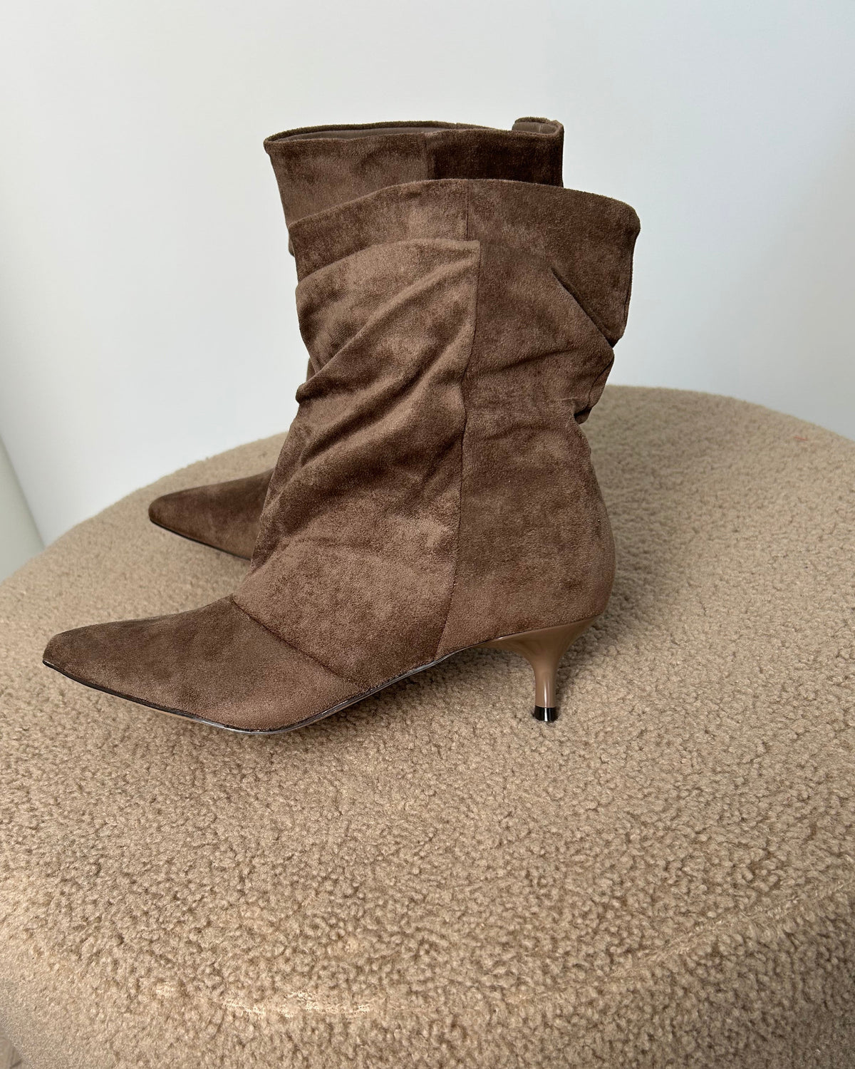 STIVALETTO CAMOSCIO  A PUNTA AFFUSOLATA – EFFETTO SLOUCHY COL. KAKI