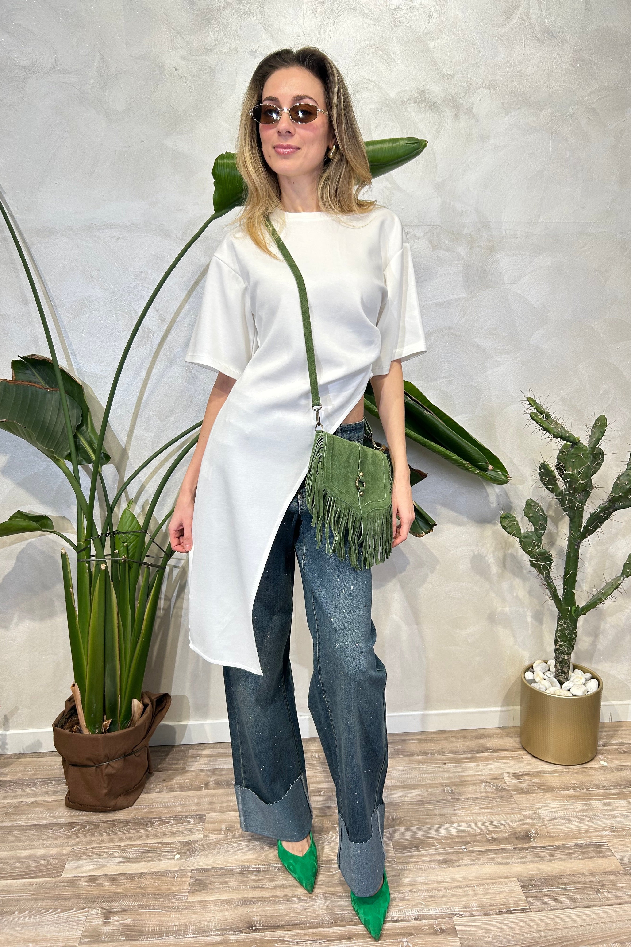 T-SHIRT CON ARRICCIO E PUNTA LATERALE COL. BIANCO