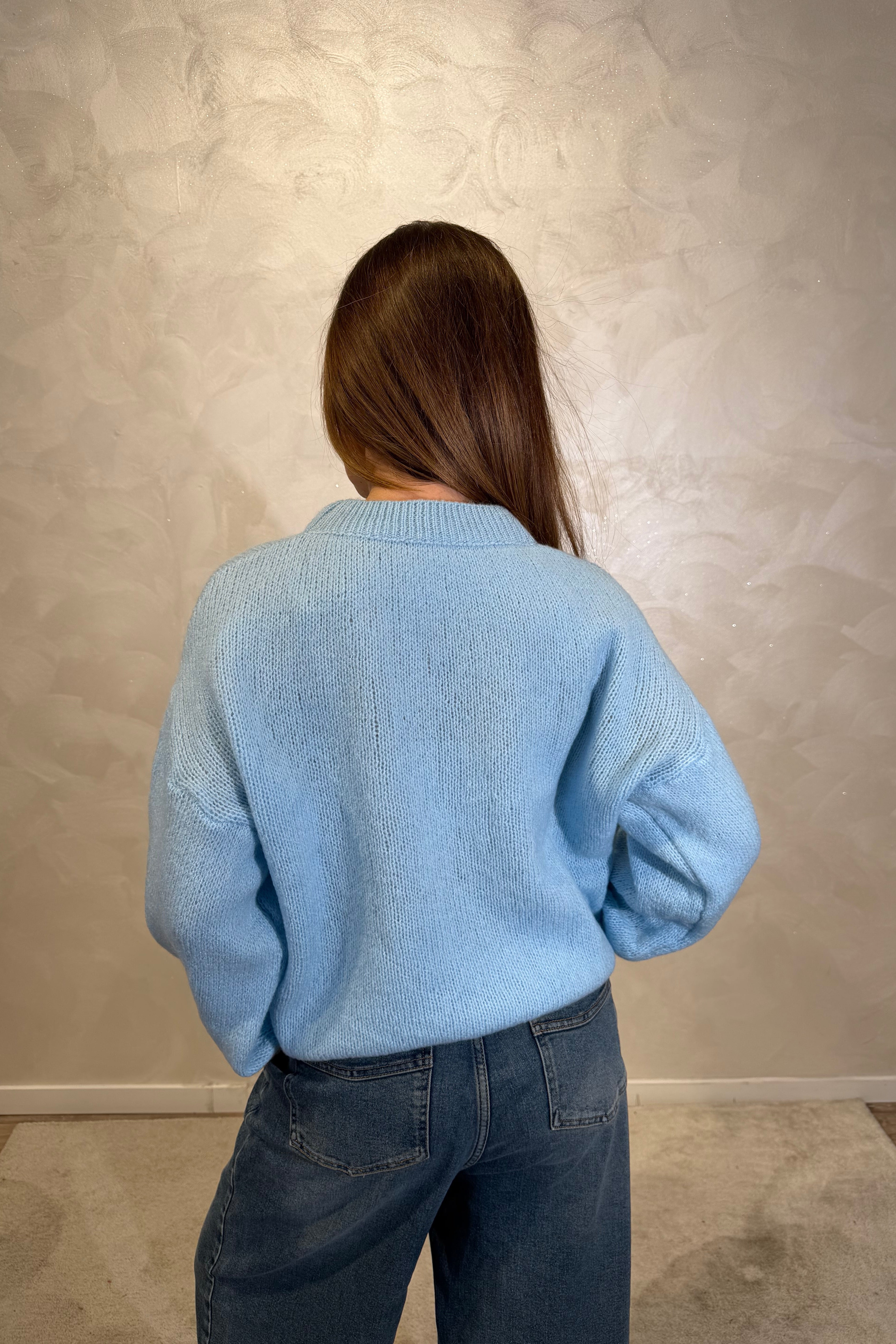 MAGLIONE CON RICAMO "NON MI DOVETE STRESSARE" COL. CELESTE