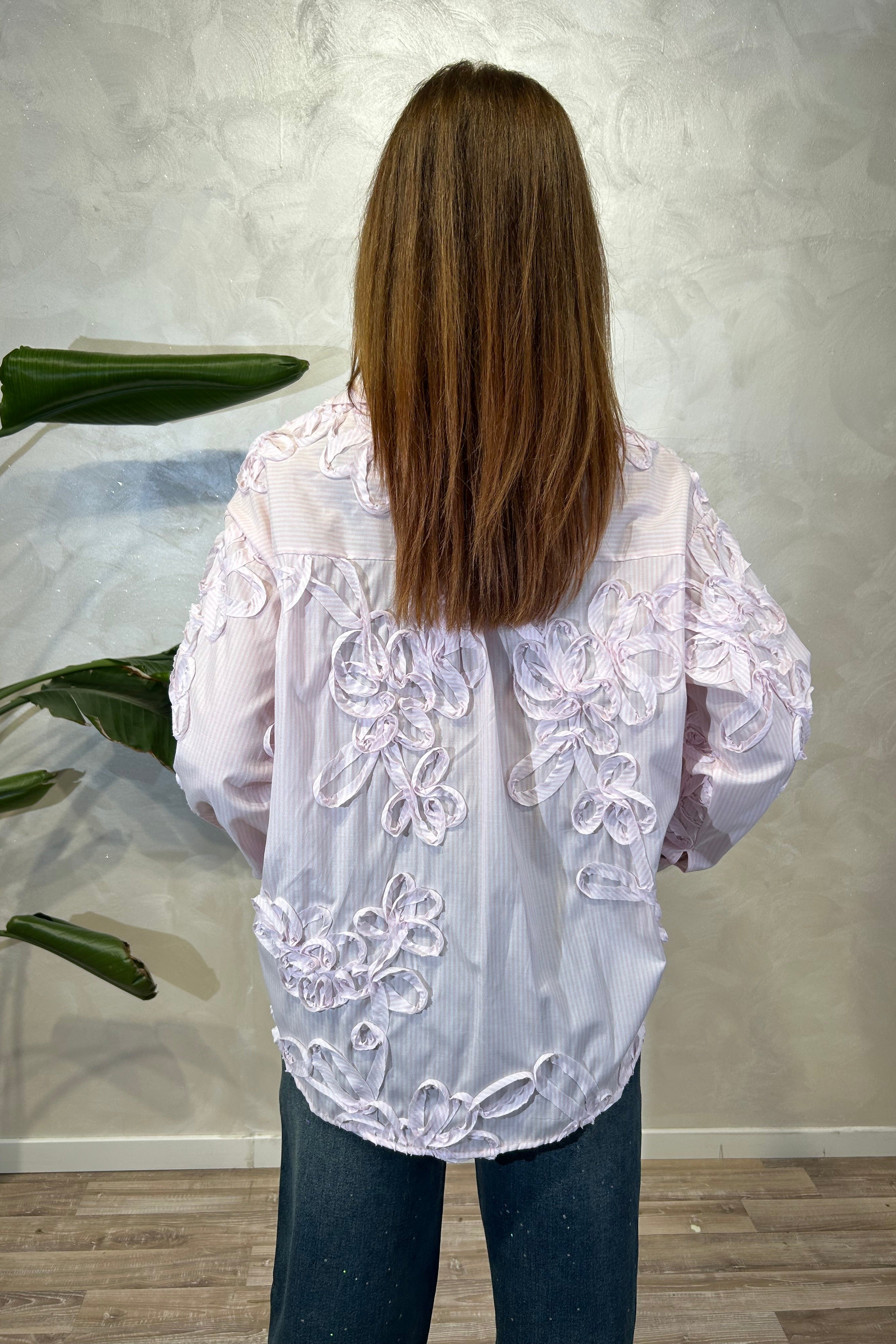 CAMICIA IN COTONE A RIGHE CON APPLICAZIONI RICAMATE DIS.FLOREALE COL.ROSA
