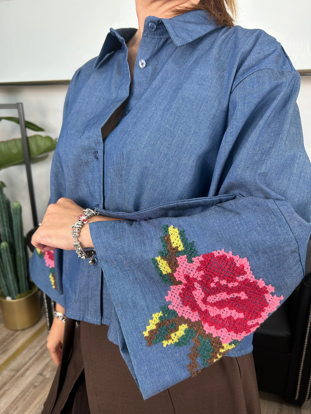CAMICIA DENIM BLU CON RICAMI FLOREALI