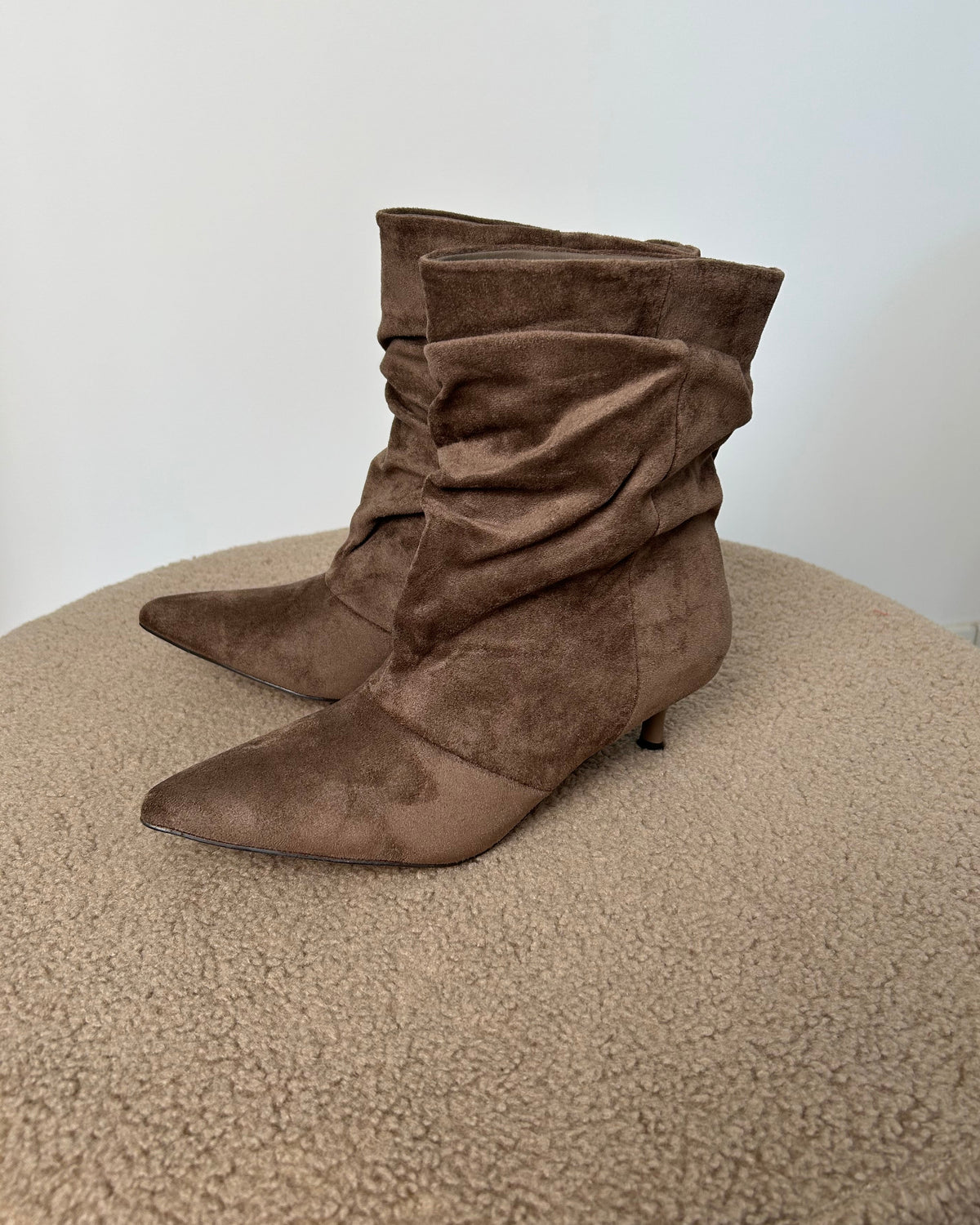 STIVALETTO CAMOSCIO  A PUNTA AFFUSOLATA – EFFETTO SLOUCHY COL. KAKI