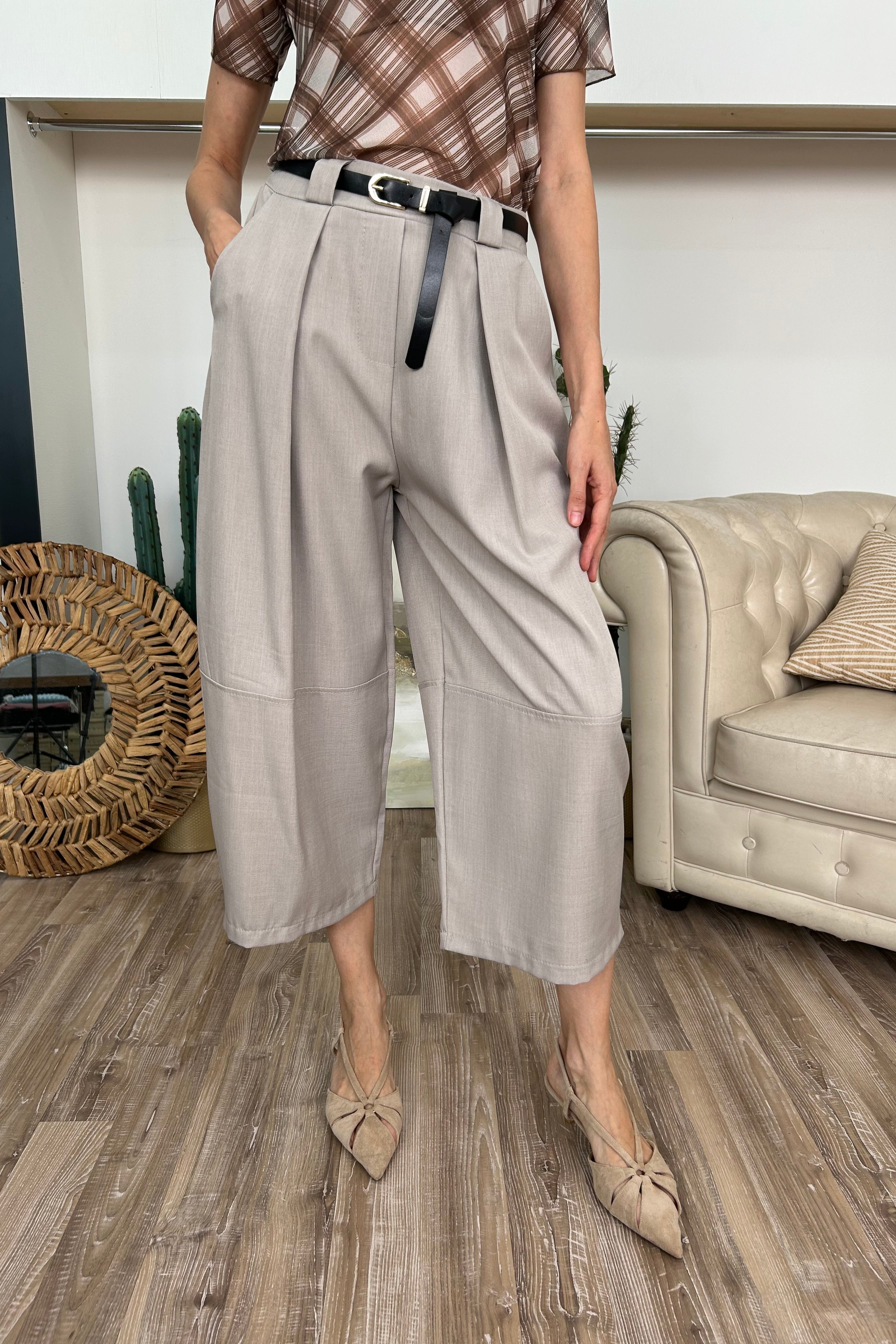 PANTALONE OVETTO TRE QUARTI CON DETTAGLIO CUCITURA COL. TORTORA
