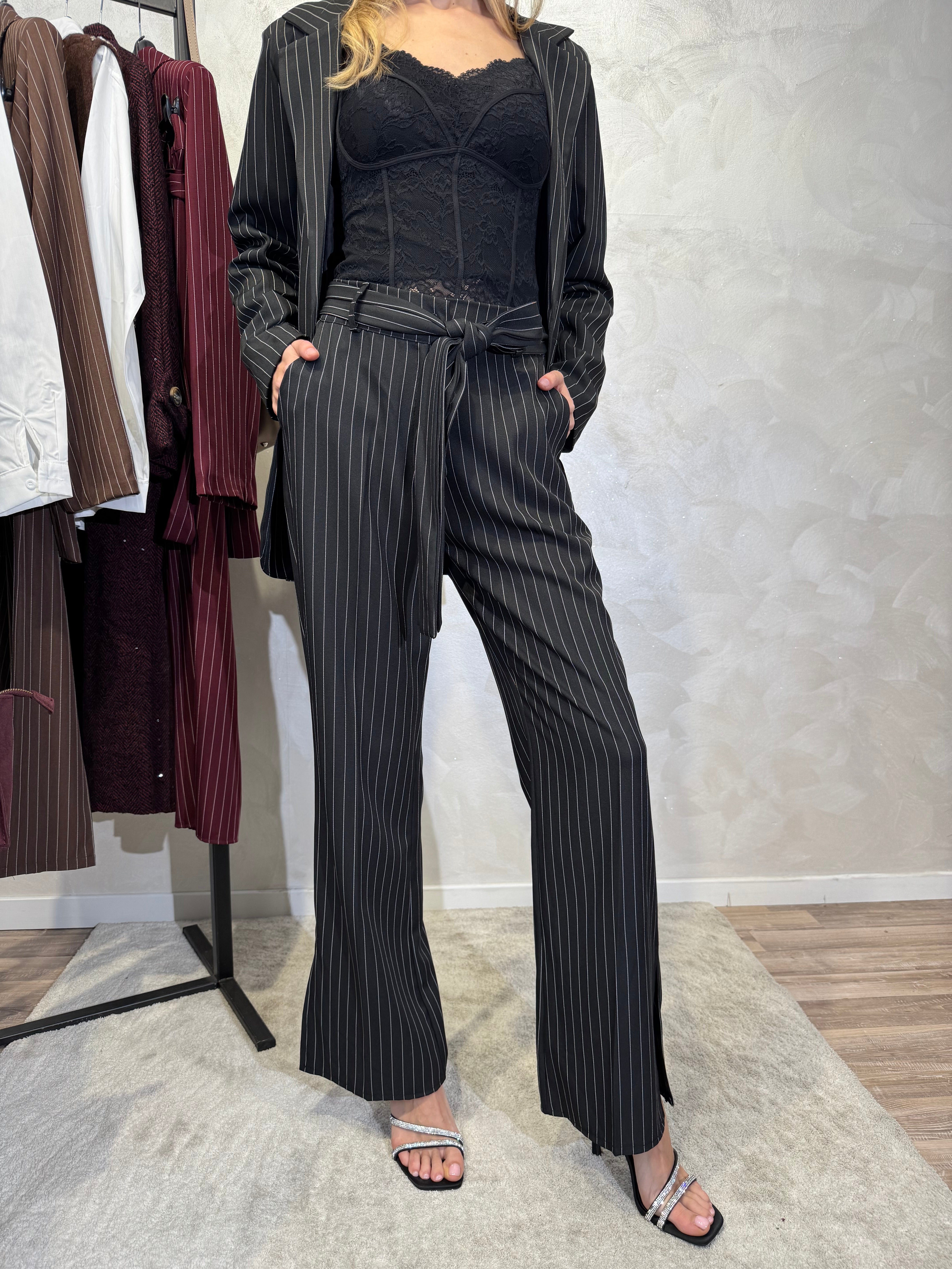 COMPLETO GESSATO  CONTEMPORANEO COL. NERO