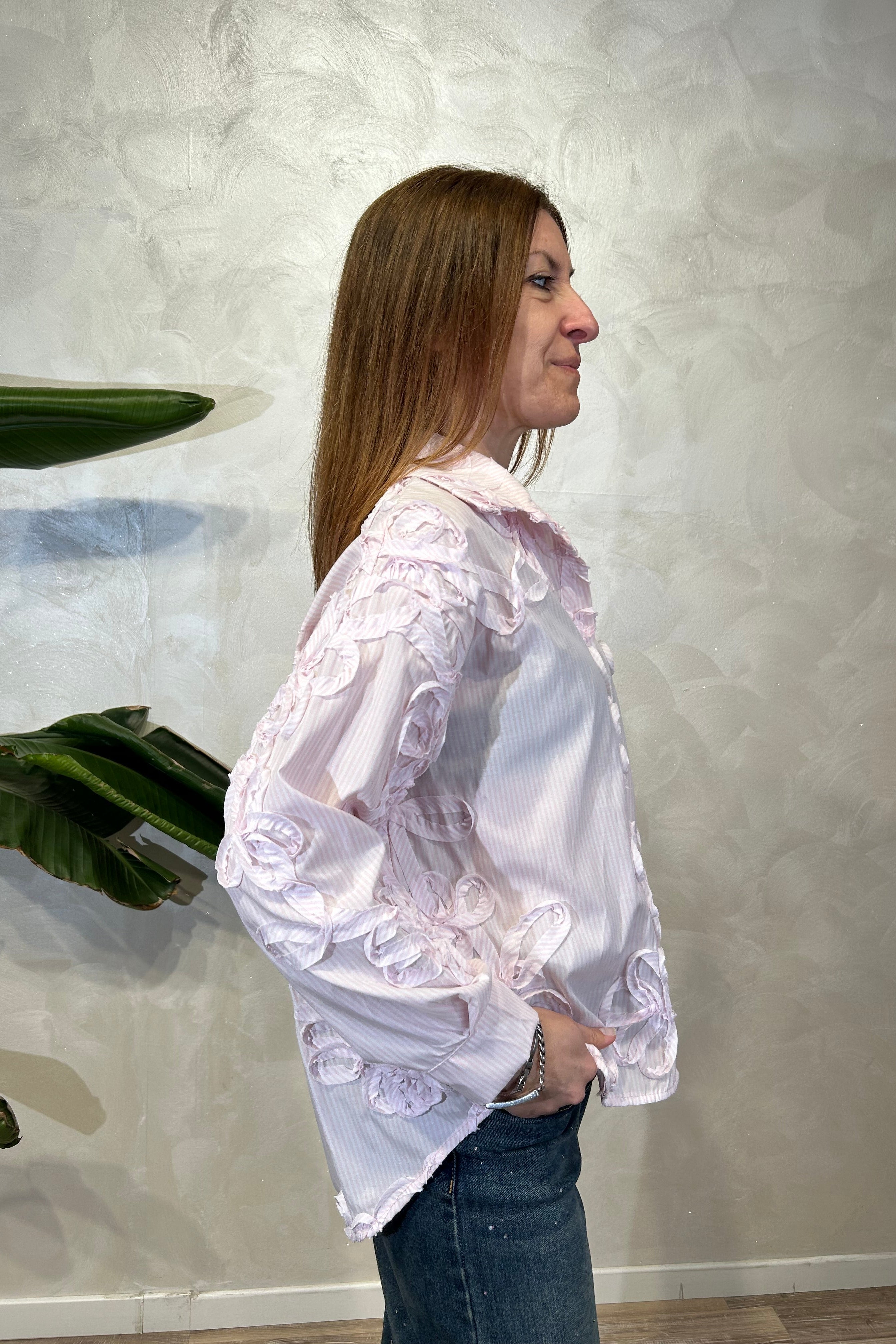 CAMICIA IN COTONE A RIGHE CON APPLICAZIONI RICAMATE DIS.FLOREALE COL.ROSA
