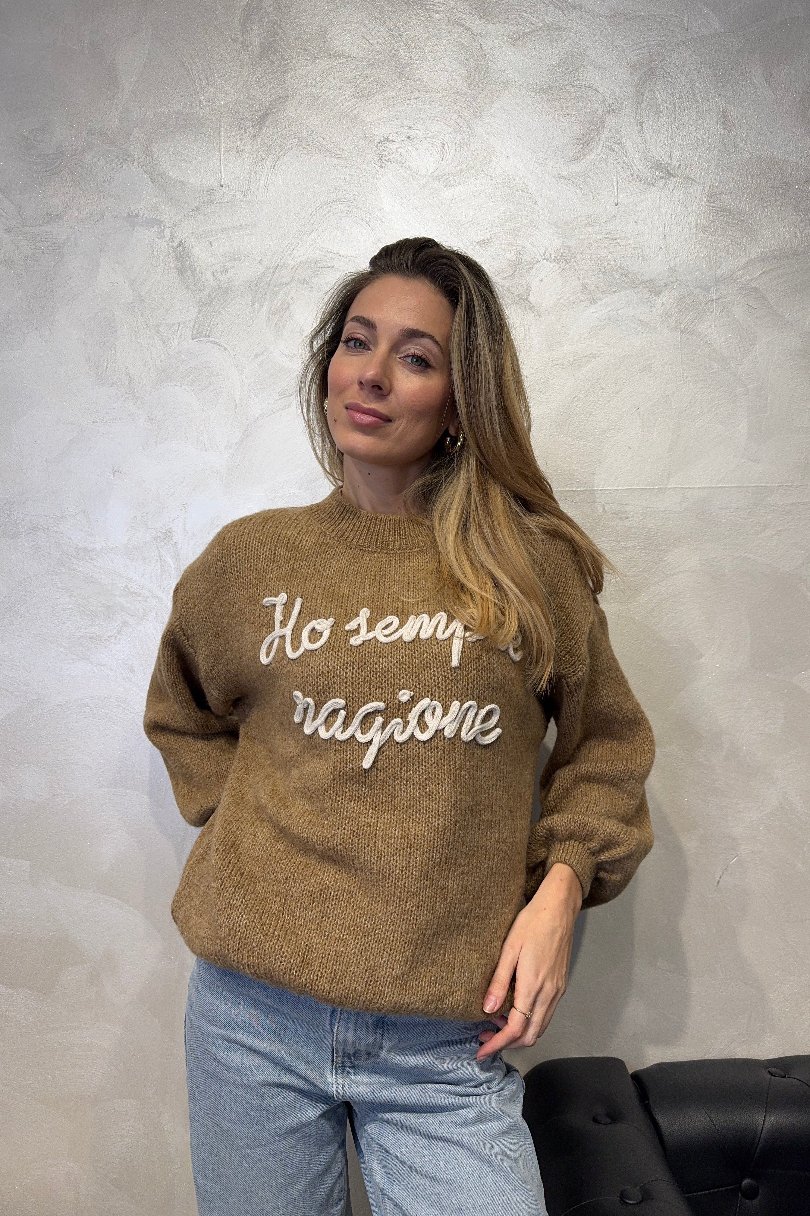 MAGLIONE CON RICAMO "HO SEMPRE RAGIONE" COL.BEIGE