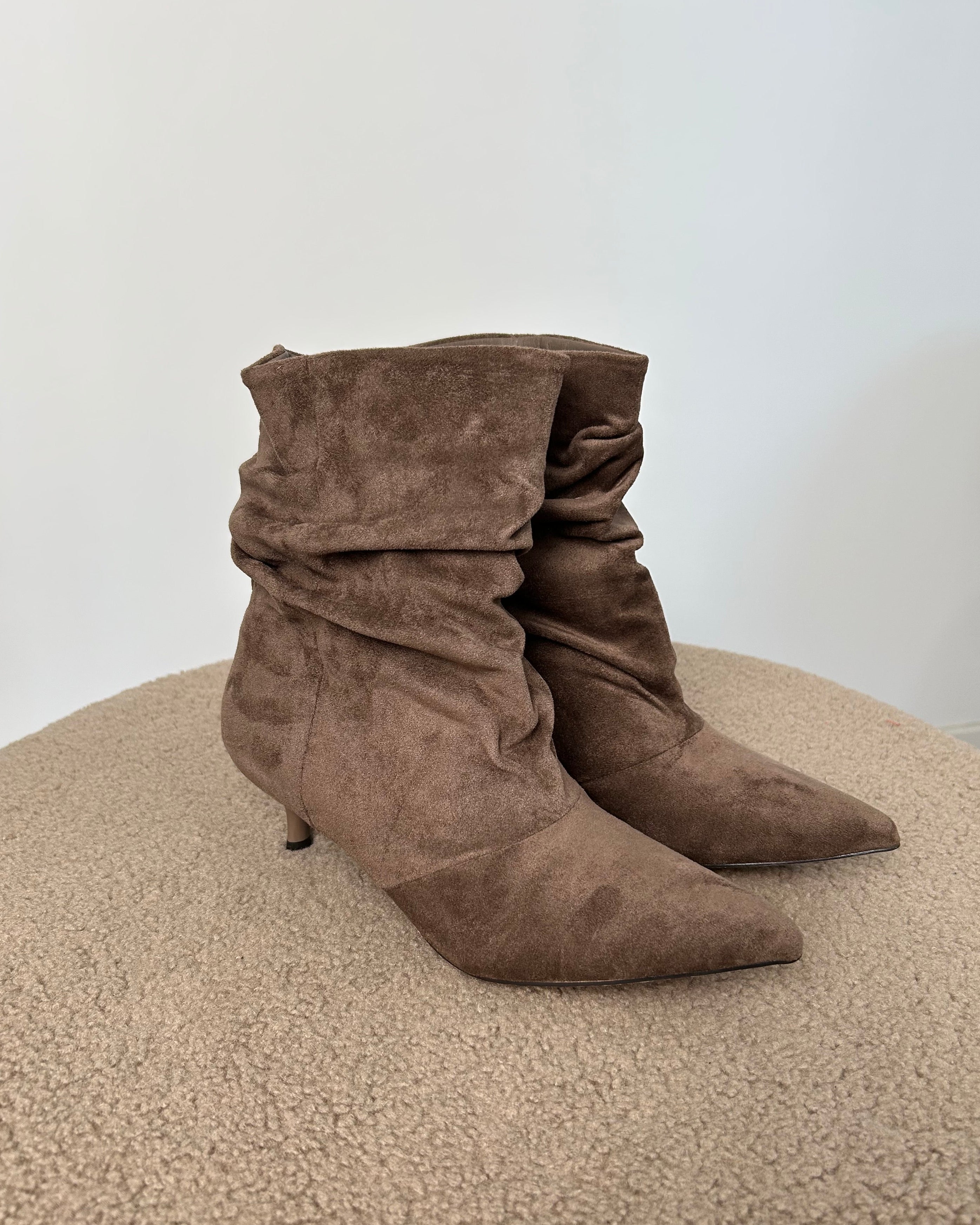 STIVALETTO CAMOSCIO  A PUNTA AFFUSOLATA – EFFETTO SLOUCHY COL. KAKI