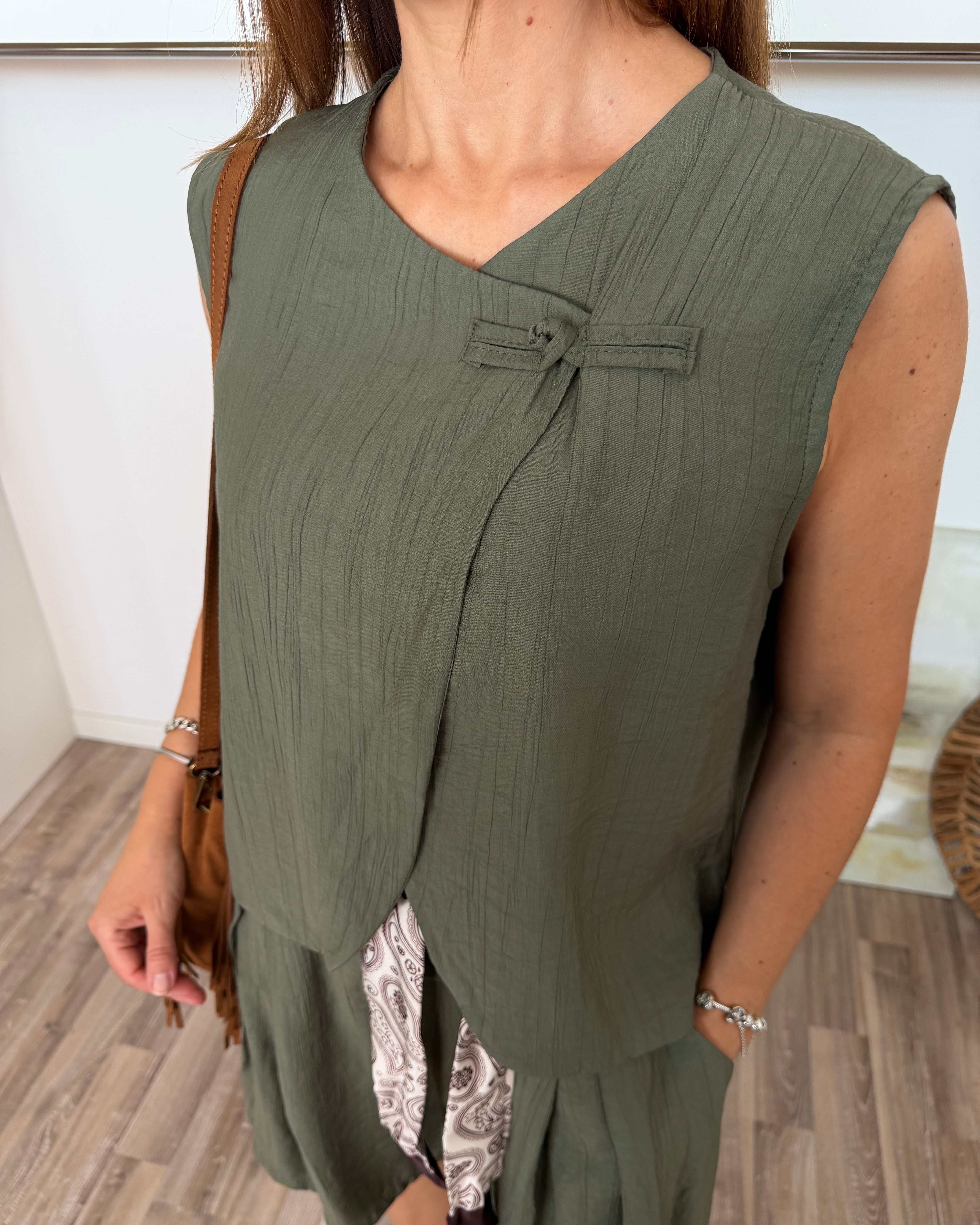 COMPLETO CON GILET ASIMMETRICO E BERMUDA AMPIO CON CINTURA BANDANA COL. VERDE MILITARE